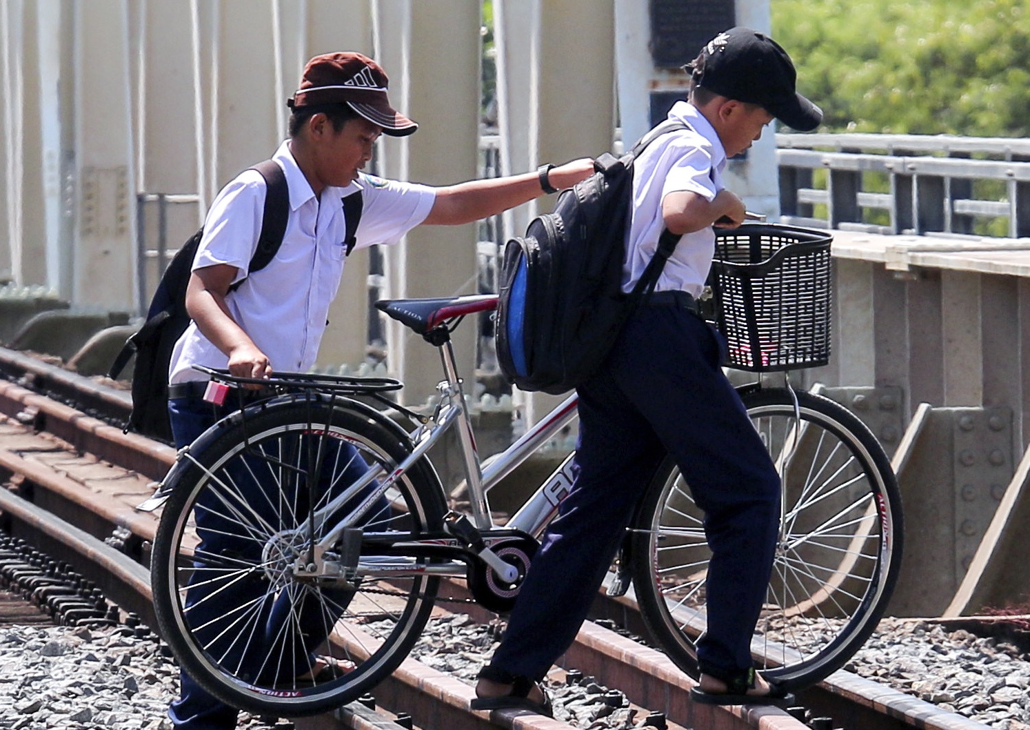 Cau sap, hoc sinh chui duong ham tau hoa den truong hinh anh