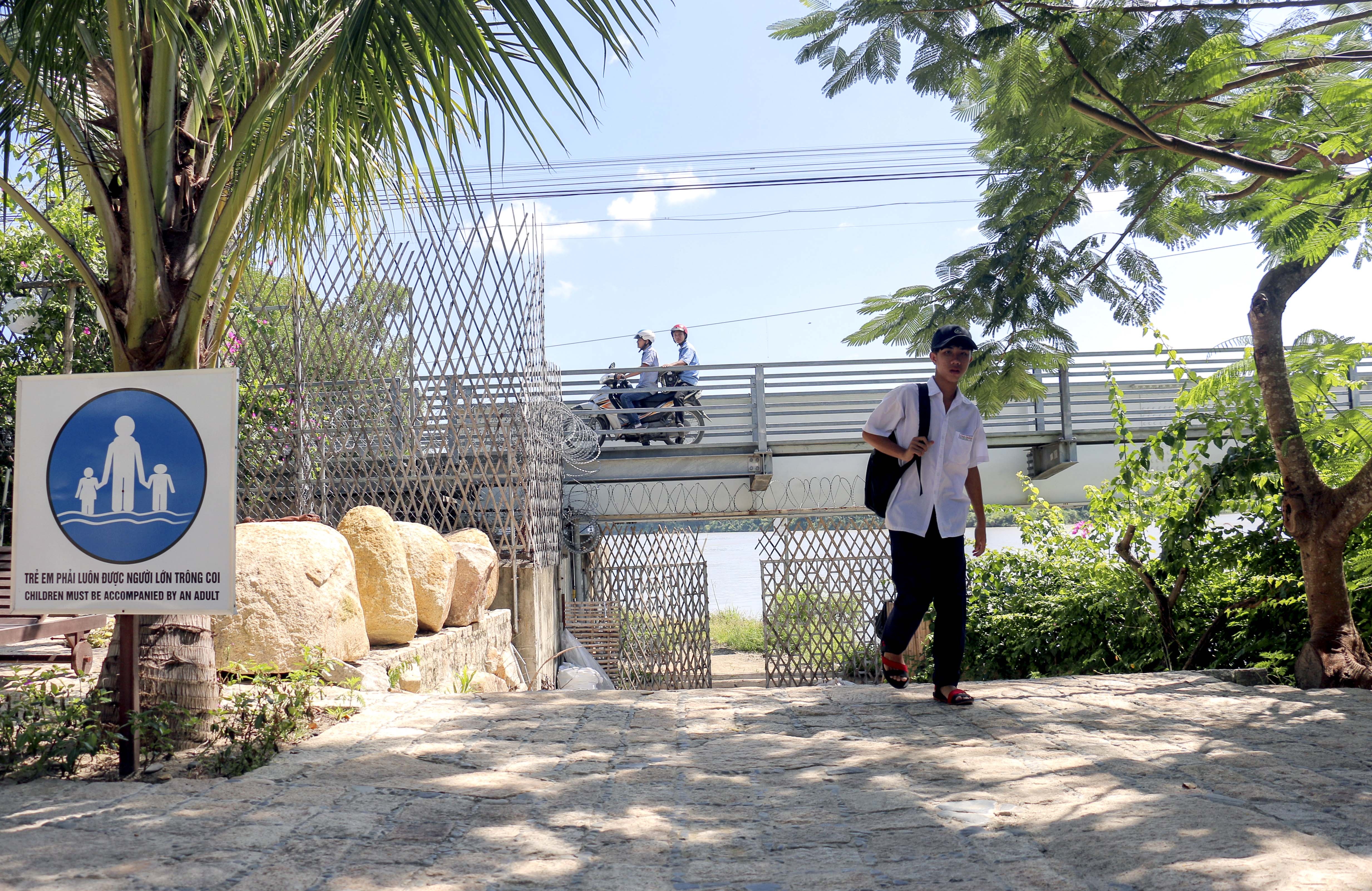 Hoc sinh chui ham tau hoa den truong anh 7