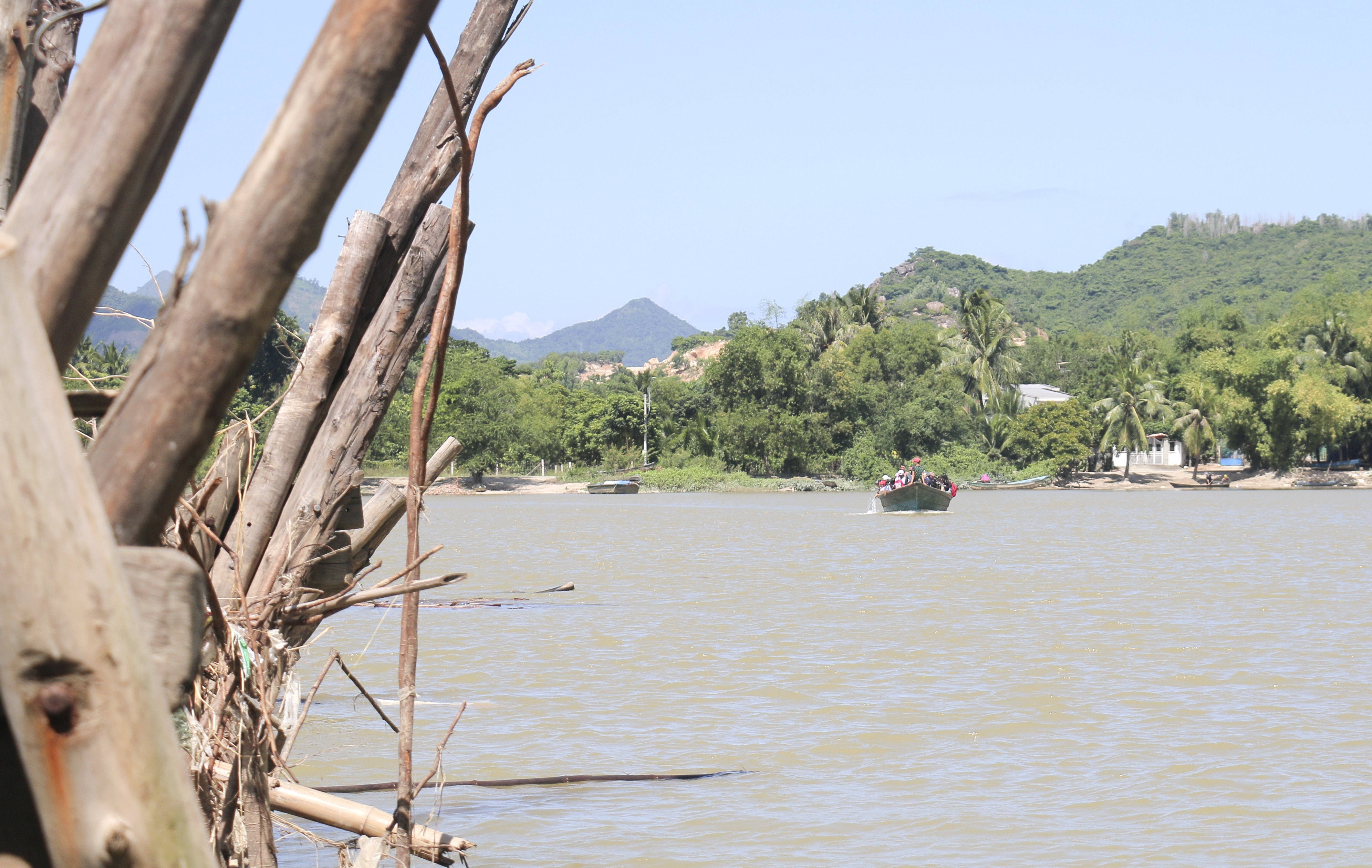 Hoc sinh chui ham tau hoa den truong anh 8