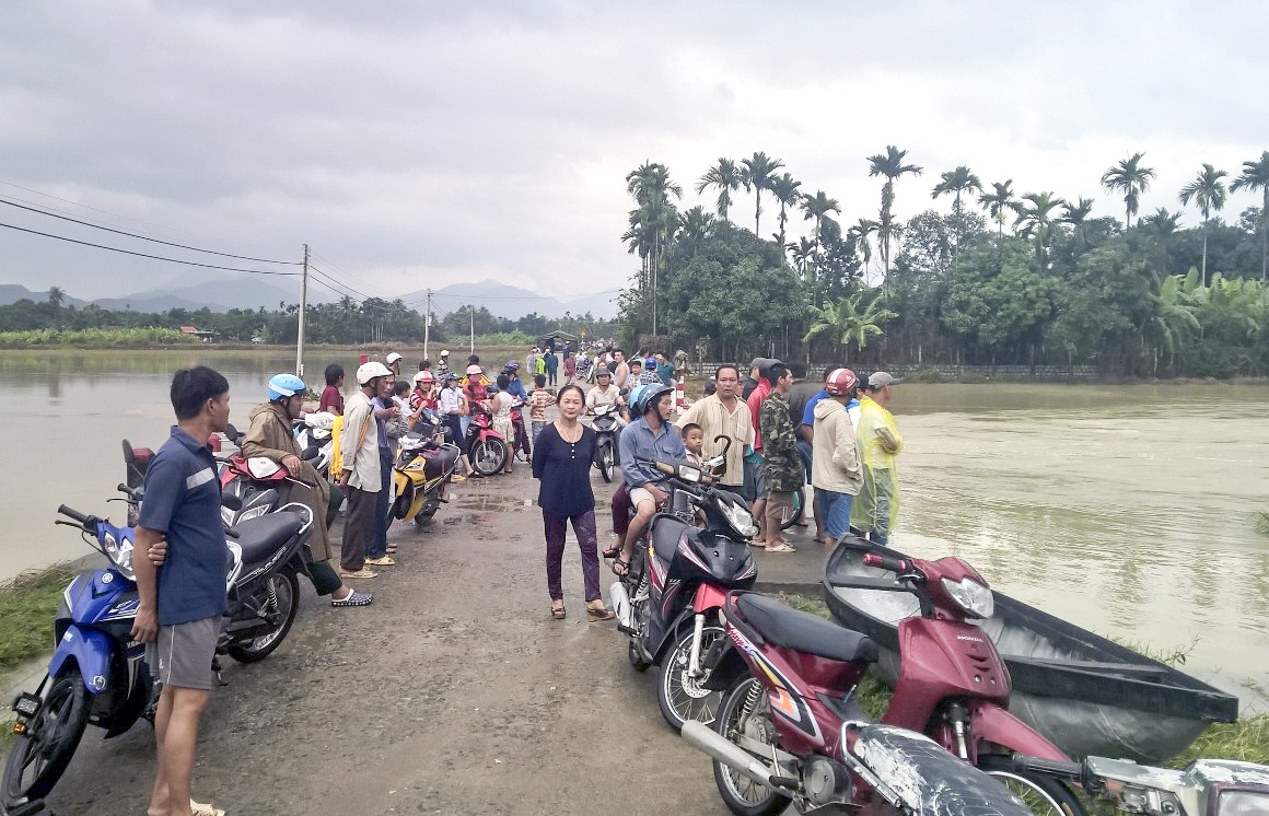 Co bang qua cau khi lu ve, thieu nien 15 tuoi bi cuon troi hinh anh