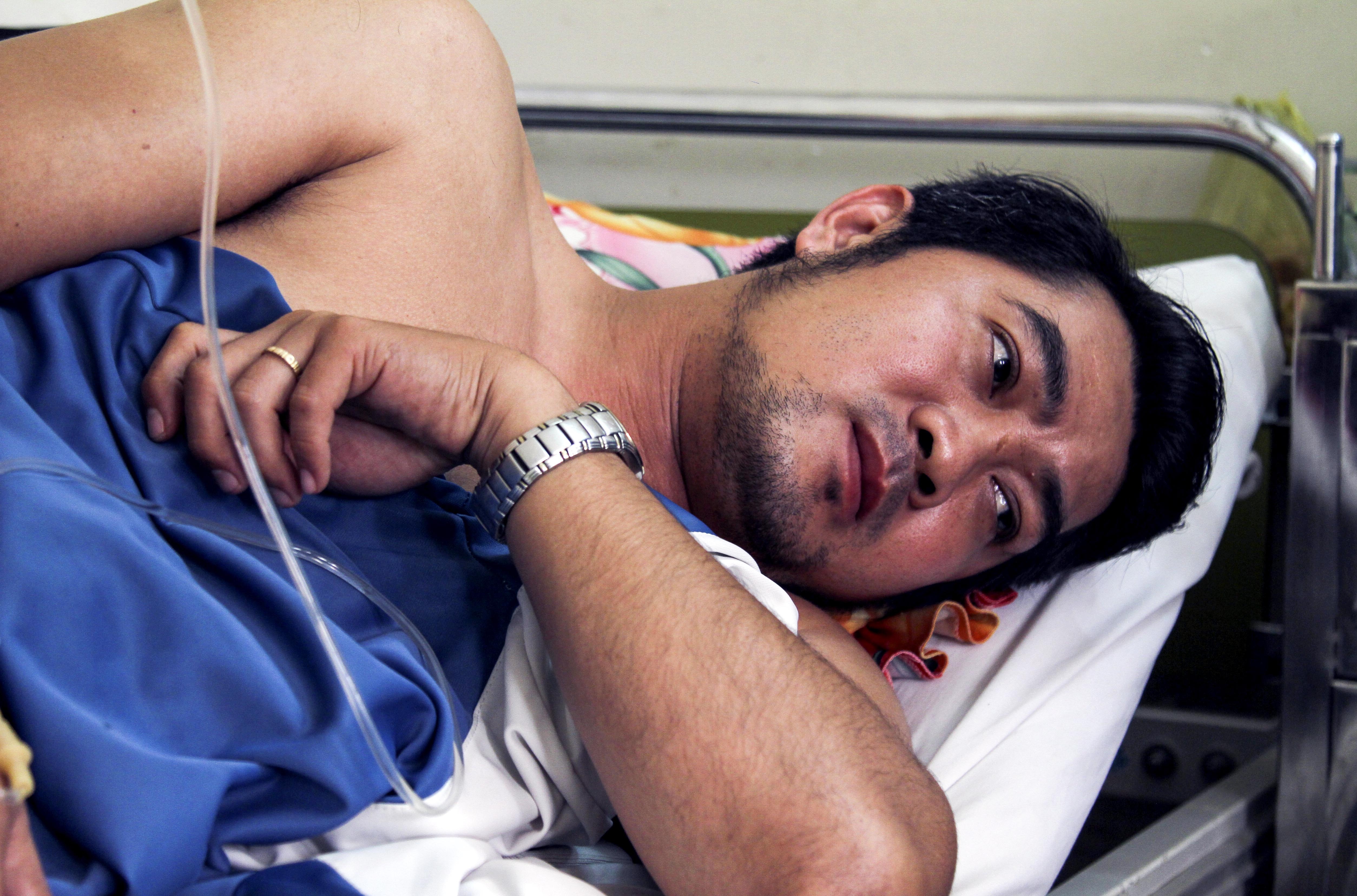 Thanh nien bi dam guc tren duong di lam ve hinh anh