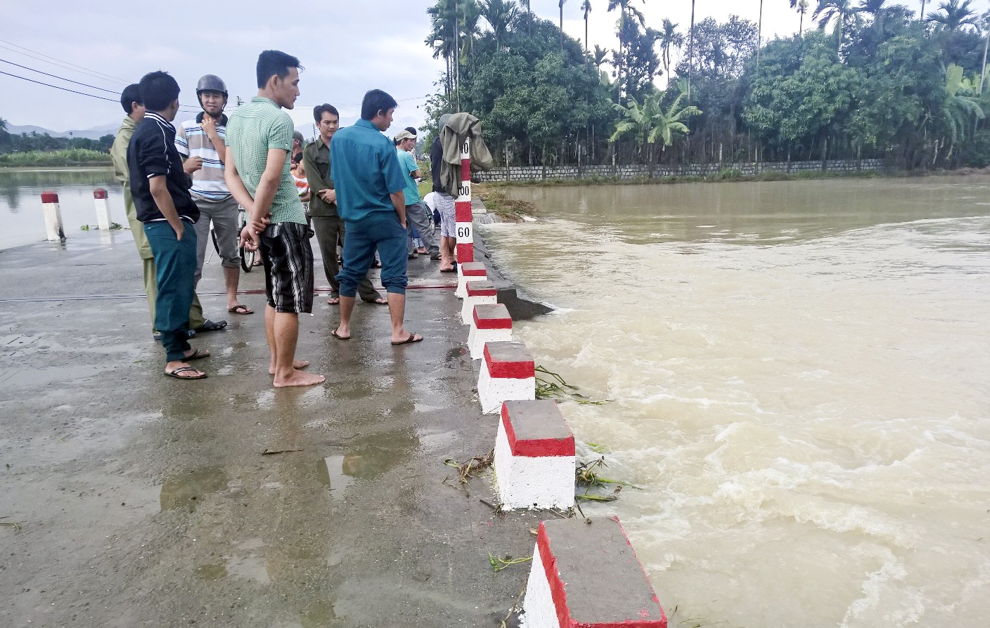 Tim thay thi the thieu nien 15 tuoi bi nuoc lu cuon troi hinh anh