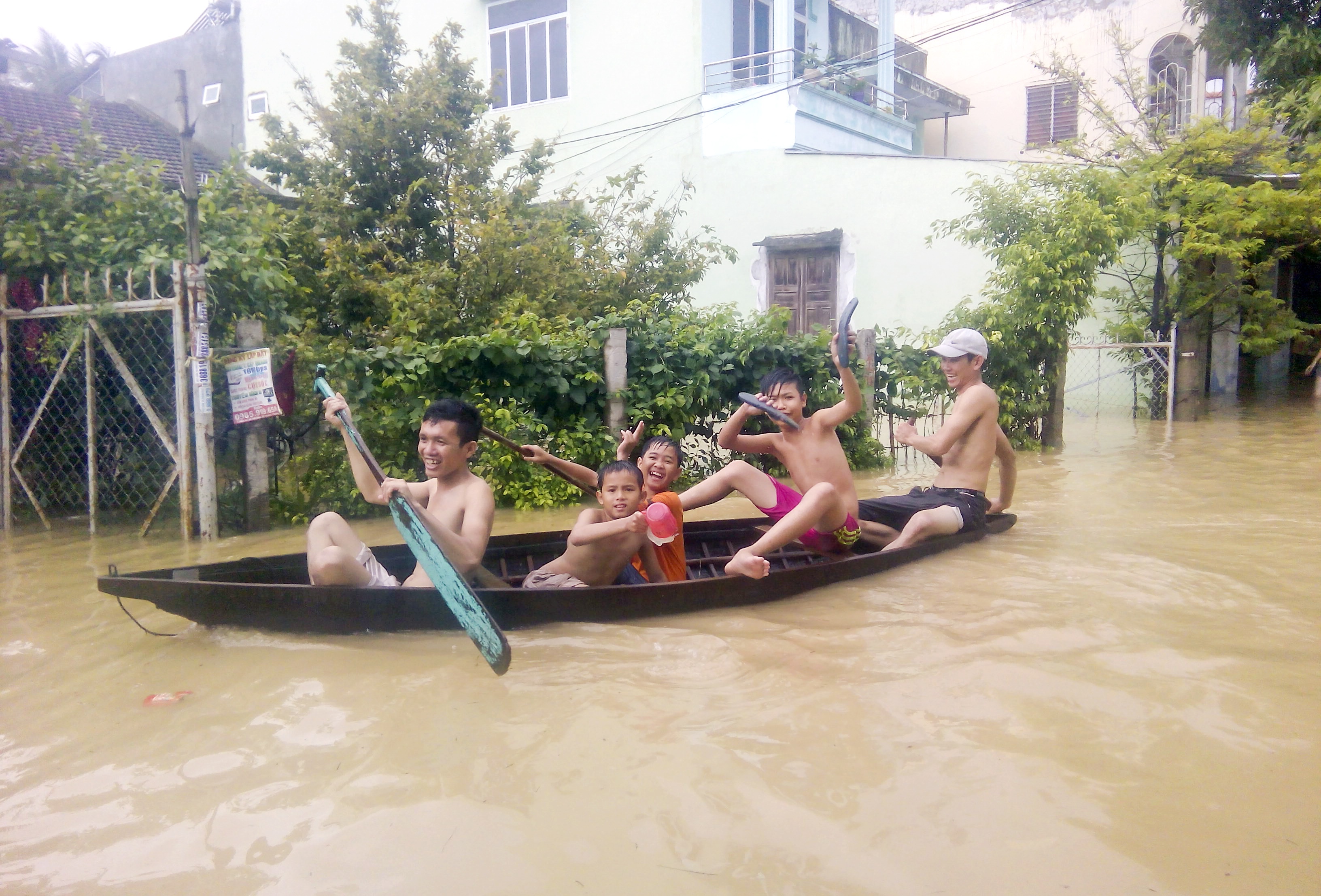 Nha Trang chim trong bien nuoc, pho thanh song hinh anh
