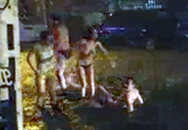 Clip du khach Nga 'boi' giua duong ngap nuoc lu o Nha Trang hinh anh