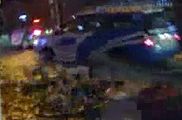 Du khach tam tren duong pho Nha Trang hinh anh