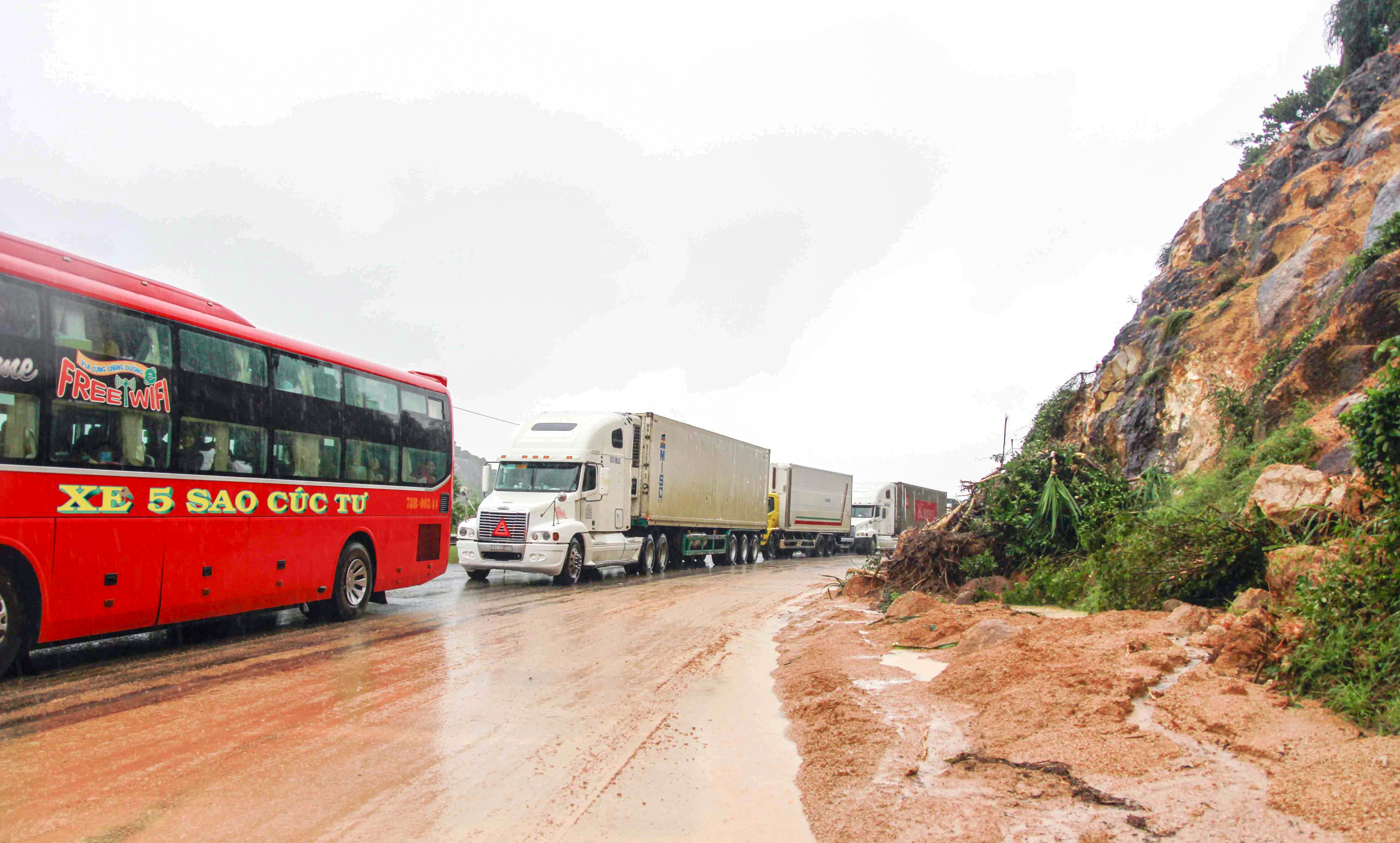 Đèo Cả bị sạt lở, quốc lộ 1 tắc nghẽn ảnh 2 Deo Ca bi sat lo, quoc lo 1 tac nghen anh 2