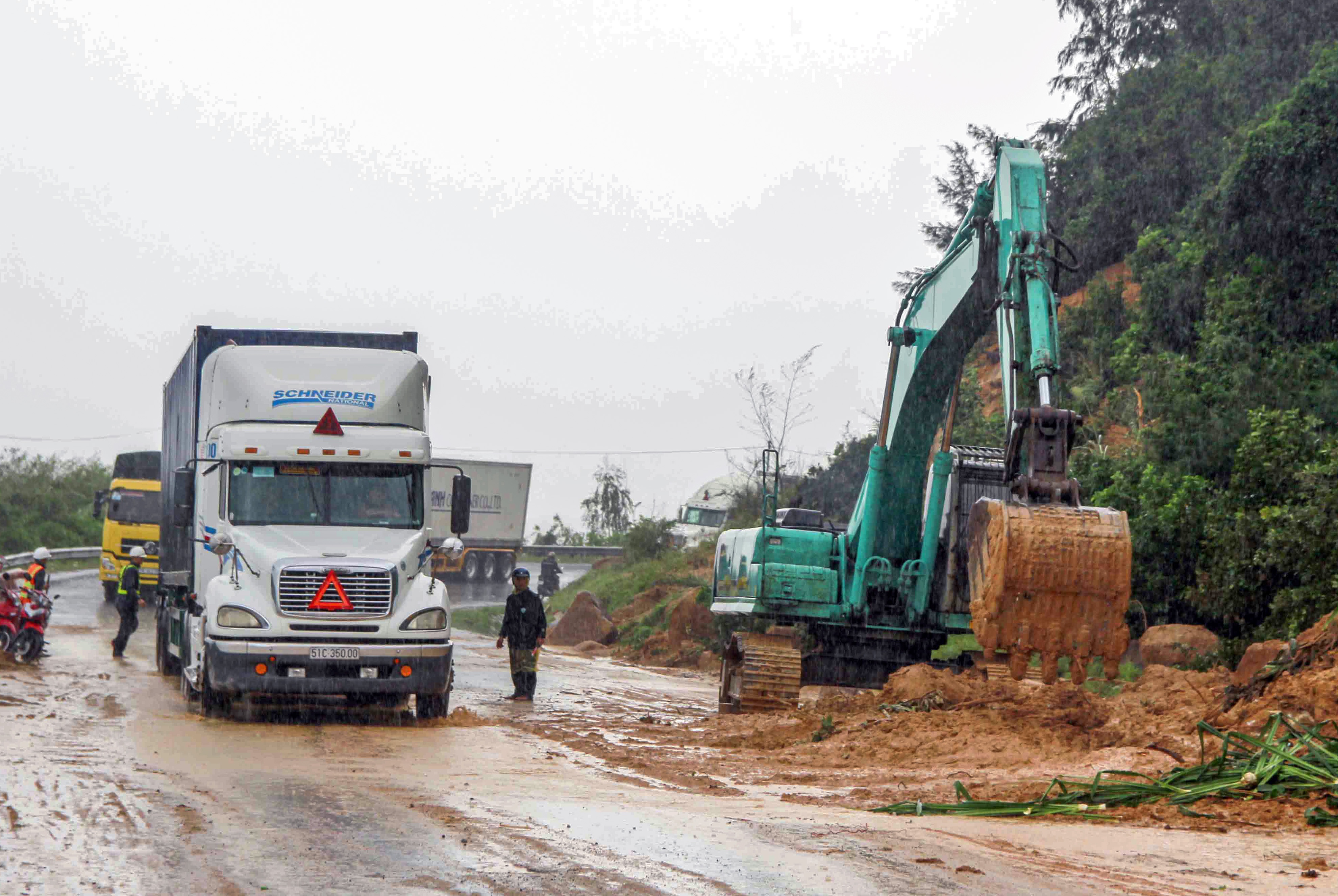 Đèo Cả bị sạt lở, quốc lộ 1 tắc nghẽn ảnh 3 Deo Ca bi sat lo, quoc lo 1 tac nghen anh 3