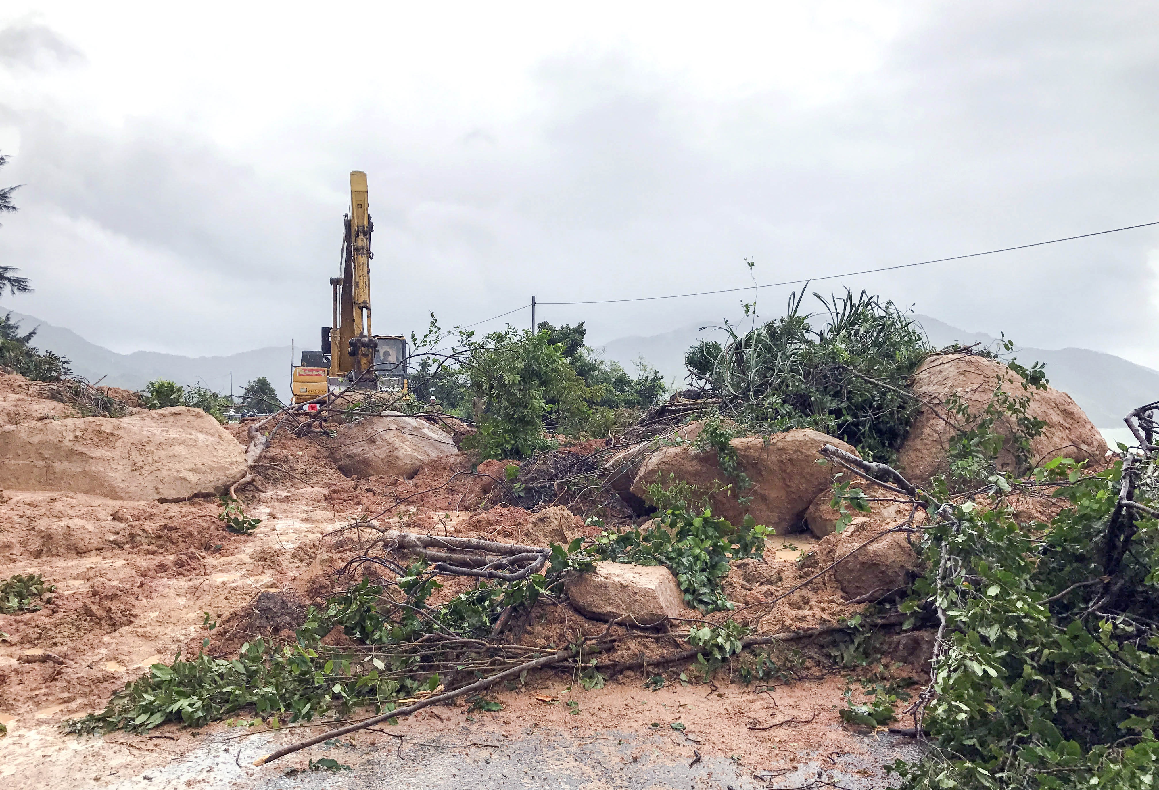 Đèo Cả bị sạt lở, quốc lộ 1 tắc nghẽn ảnh 1 Deo Ca bi sat lo, quoc lo 1 tac nghen anh 1