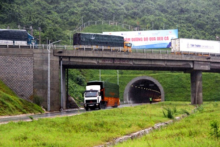 Mo cua ham Co Ma 'giai cuu' xe ket tren Deo Ca hinh anh