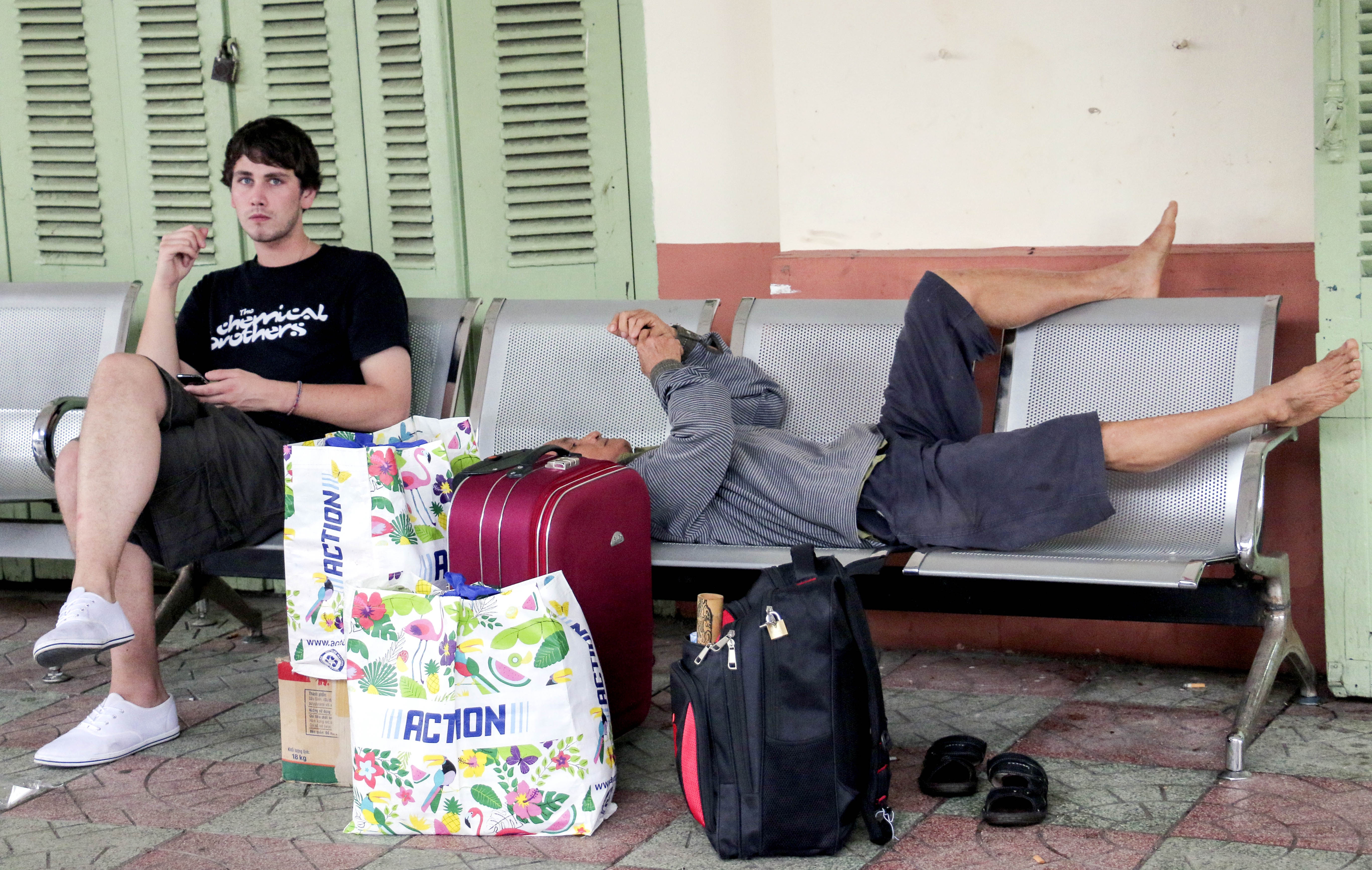 Duong sat Bac Nam te liet, khach phai trung chuyen bang oto hinh anh