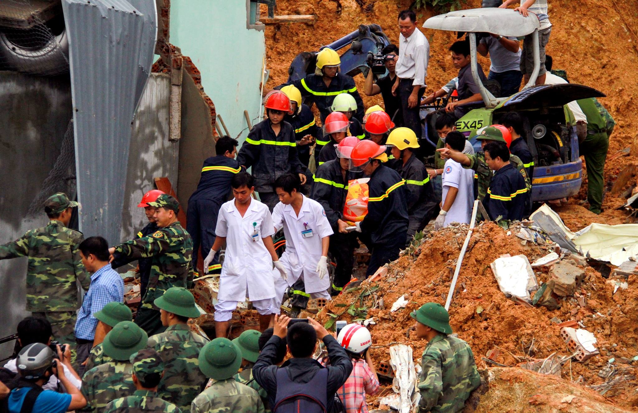 Tim thay 4 thi the nan nhan vu lo nui o Nha Trang hinh anh