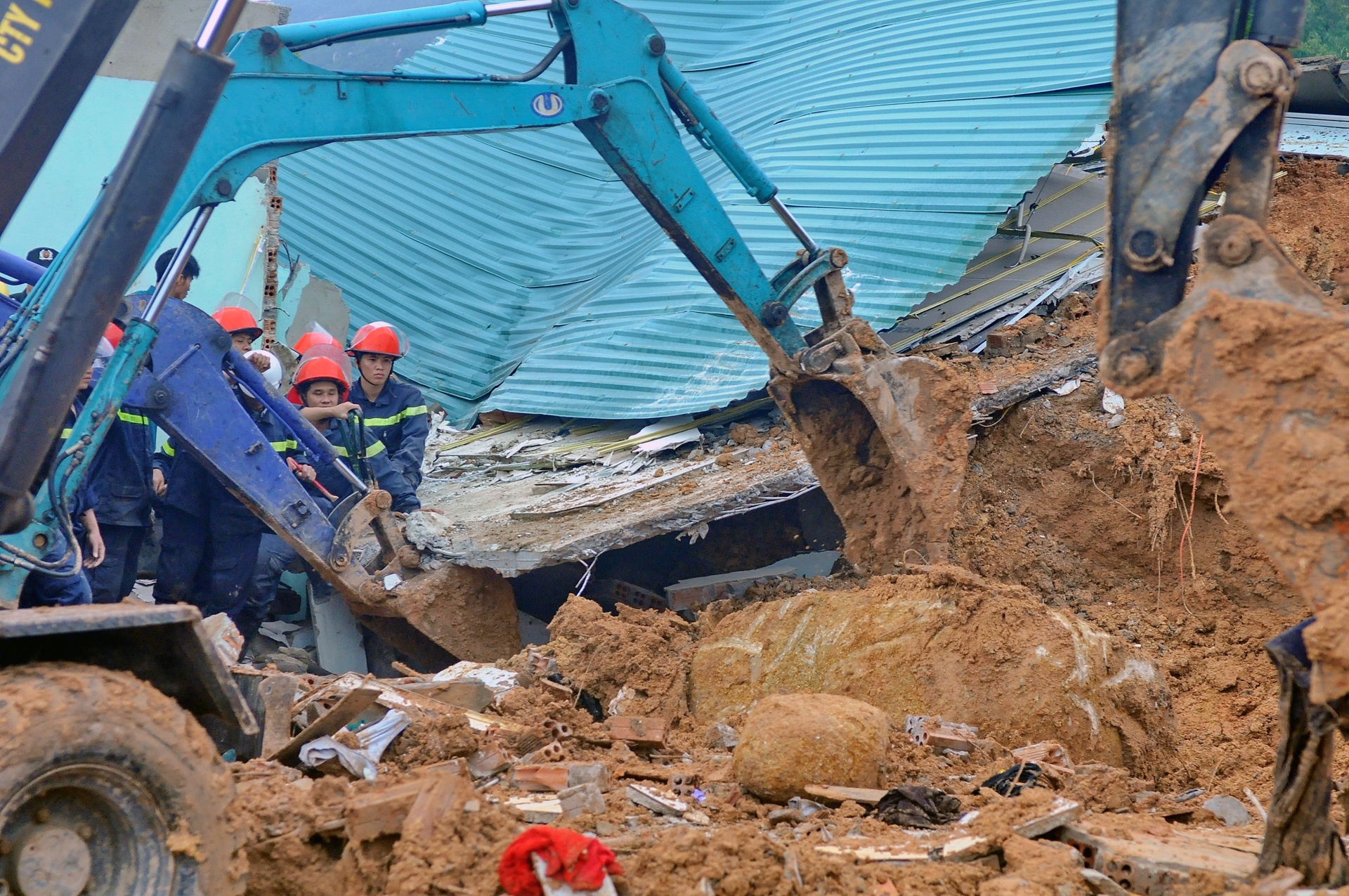sat lo nui kinh hoang o Khanh Hoa anh 2