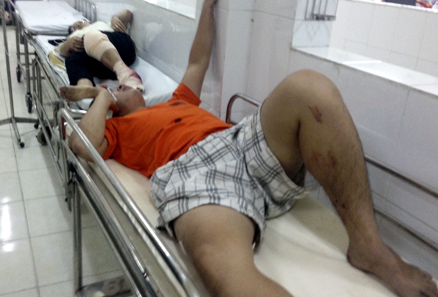 Thanh nien ngao da,  khong che sinh vien anh 2