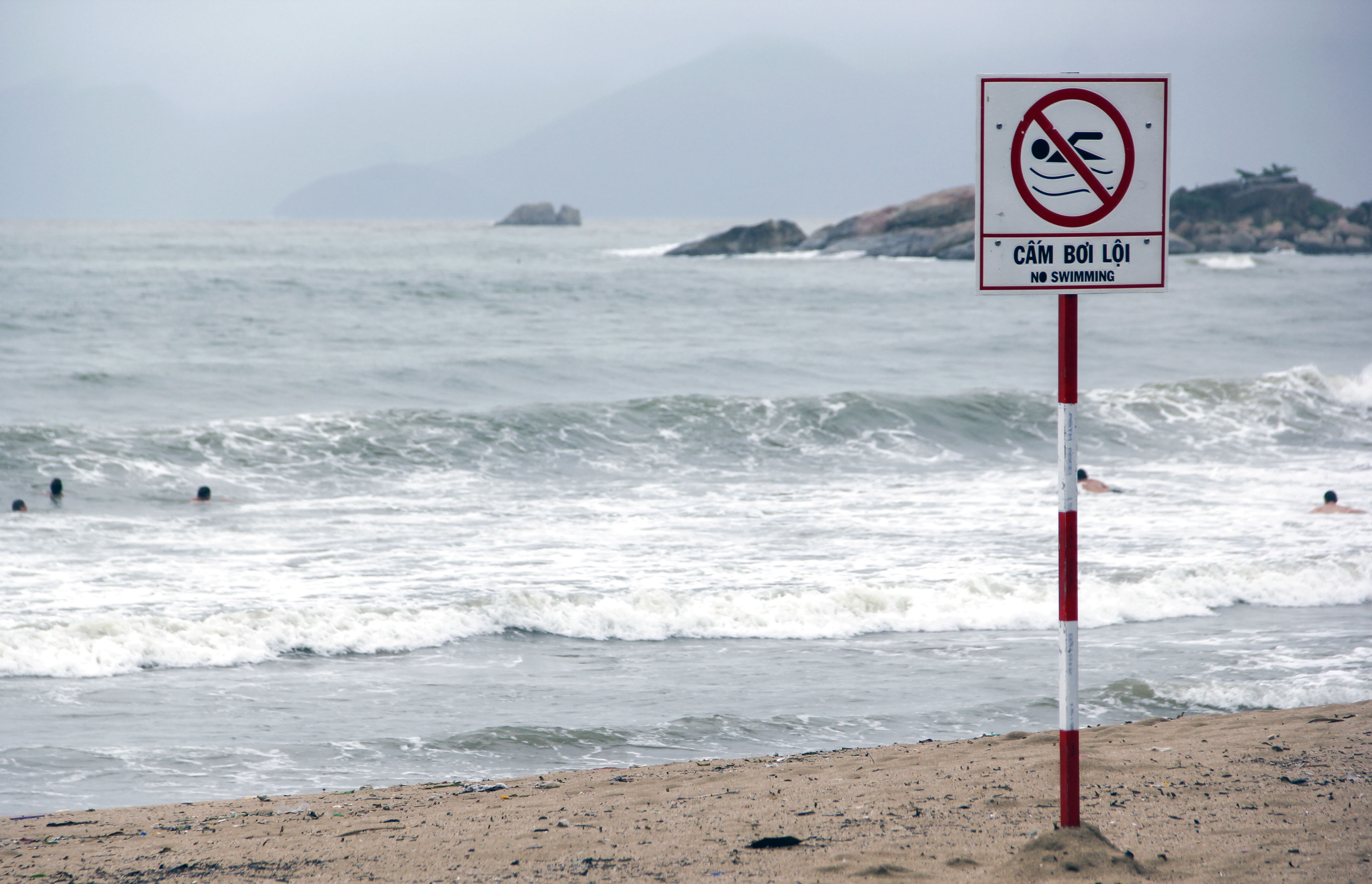 Den Nha Trang don nam moi, du khach bi song bien cuon troi hinh anh
