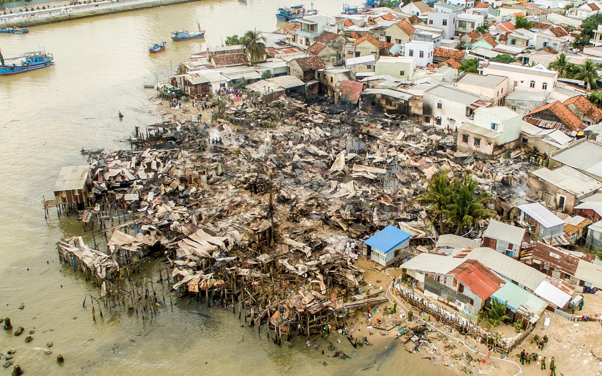 Trang tay sau vu chay 72 can nha giua dem o Nha Trang hinh anh