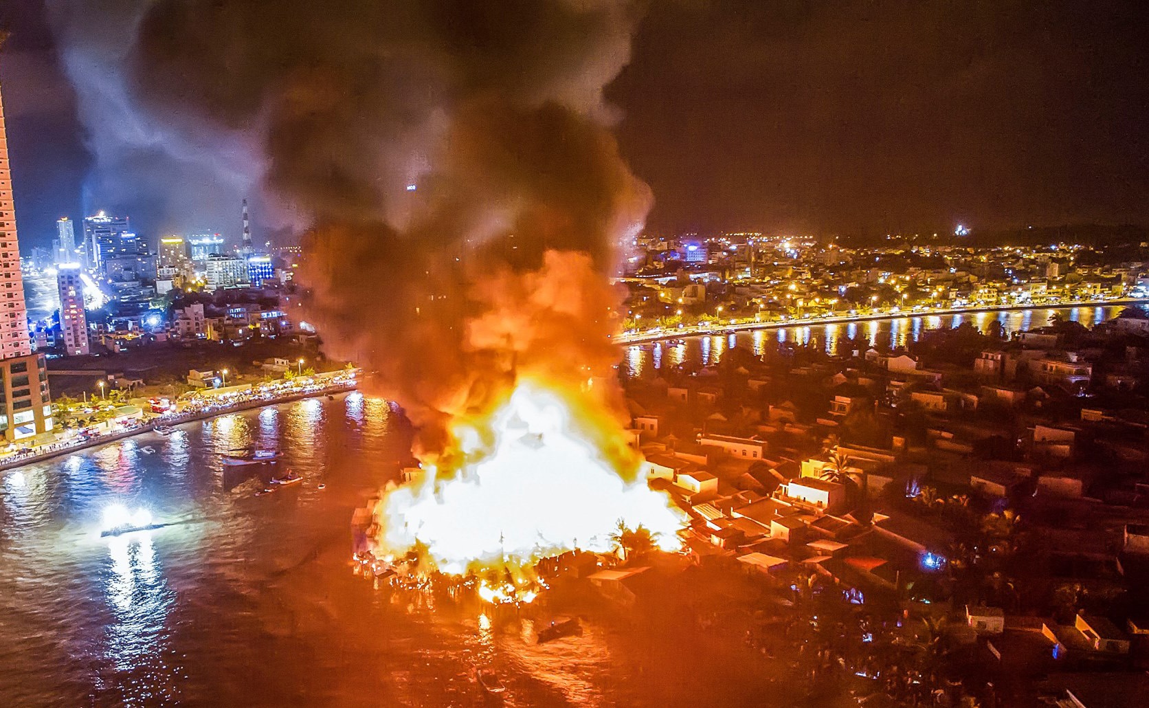 40 căn nhà bị thiêu rụi ở Nha Trang ảnh 3 40 can nha bi thieu rui o Nha Trang anh 3