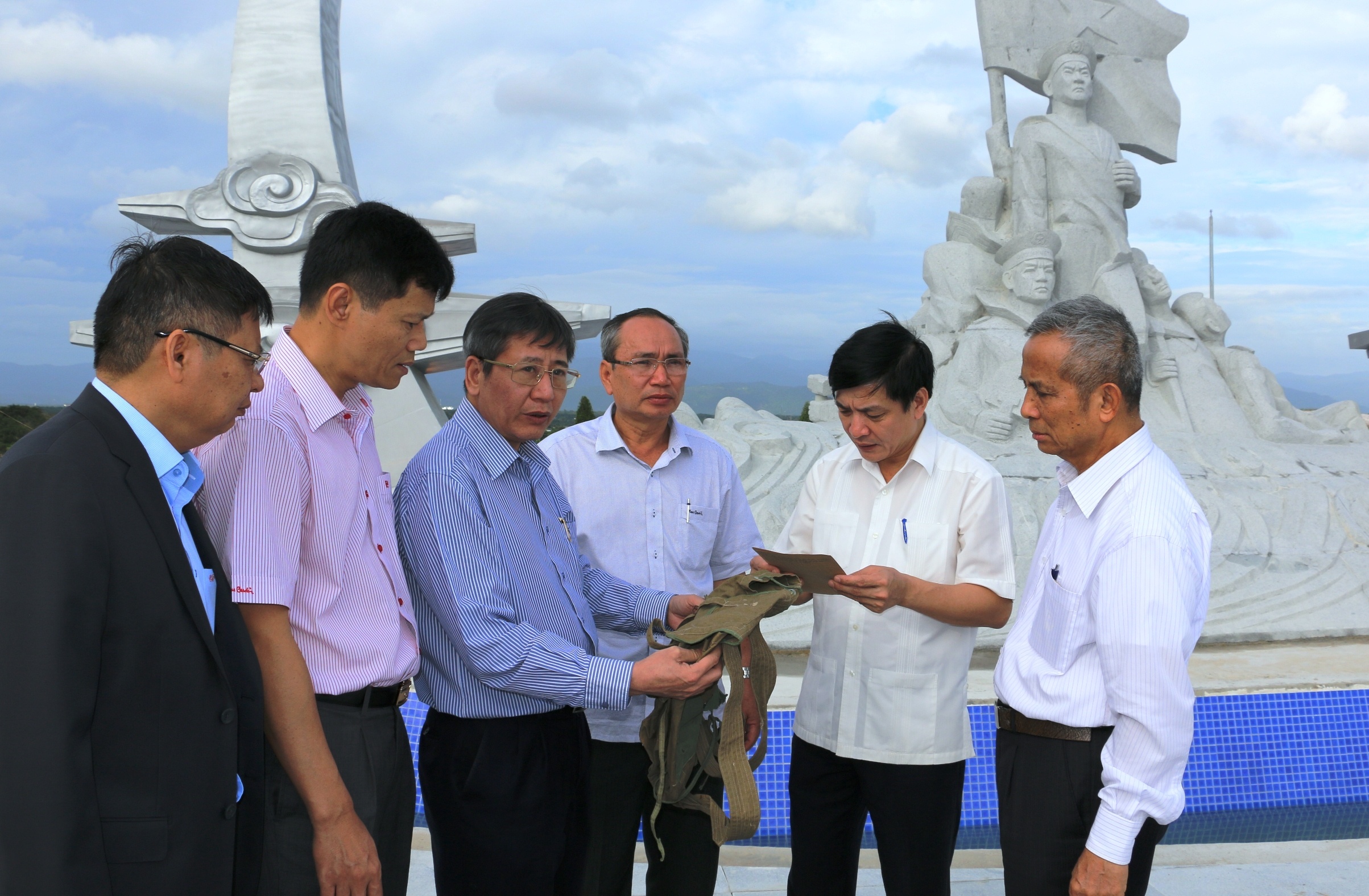 Nghiem thu tuong dai tuong niem chien si hy sinh o Gac Ma hinh anh