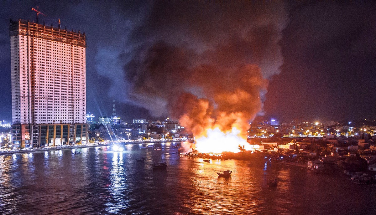 Hon 70 can nha bi thieu rui trong dem o Nha Trang hinh anh