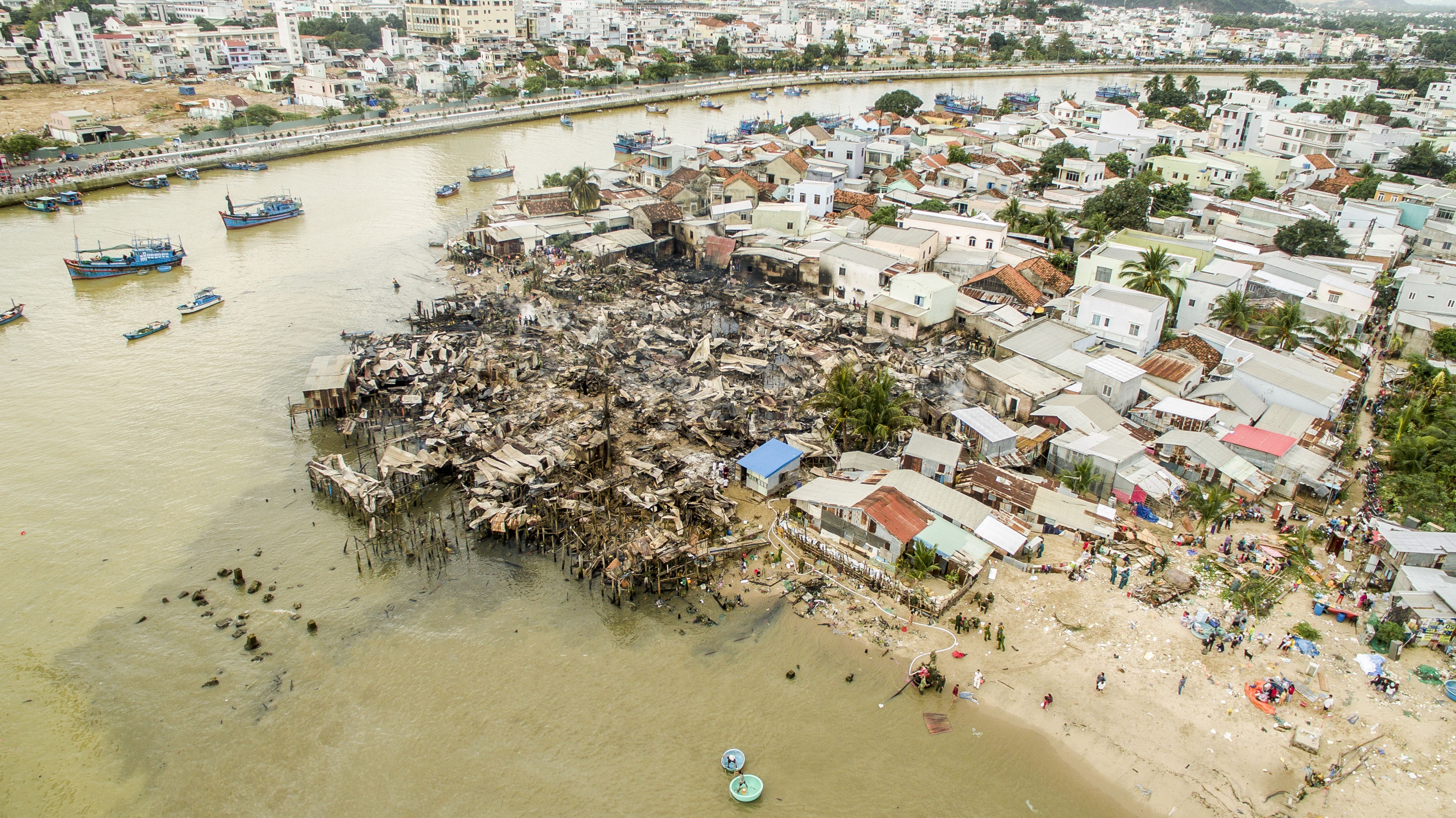Cháy kinh hoàng ở Nha Trang ảnh 1 Chay kinh hoang o Nha Trang anh 1