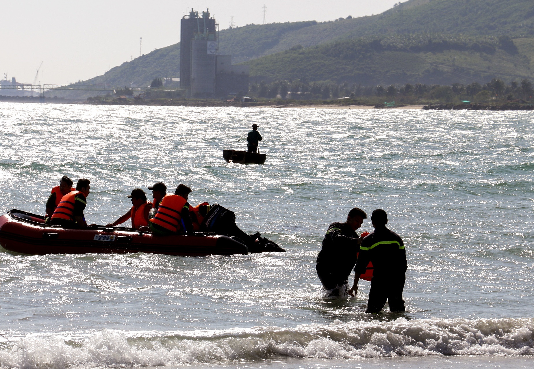 Tim thay thi the 2 thanh nien lao xuong bien cuu ban hinh anh