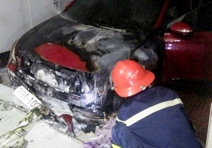 Oto doi moi bong nhien boc chay khi dang de trong nha hinh anh