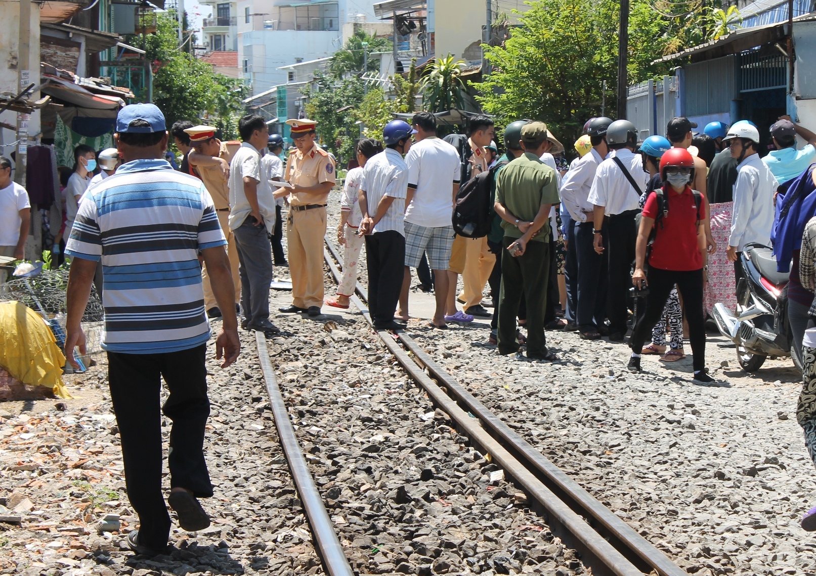 Bang qua duong sat, nguoi dan ong 59 tuoi bi tau lua tong chet hinh anh