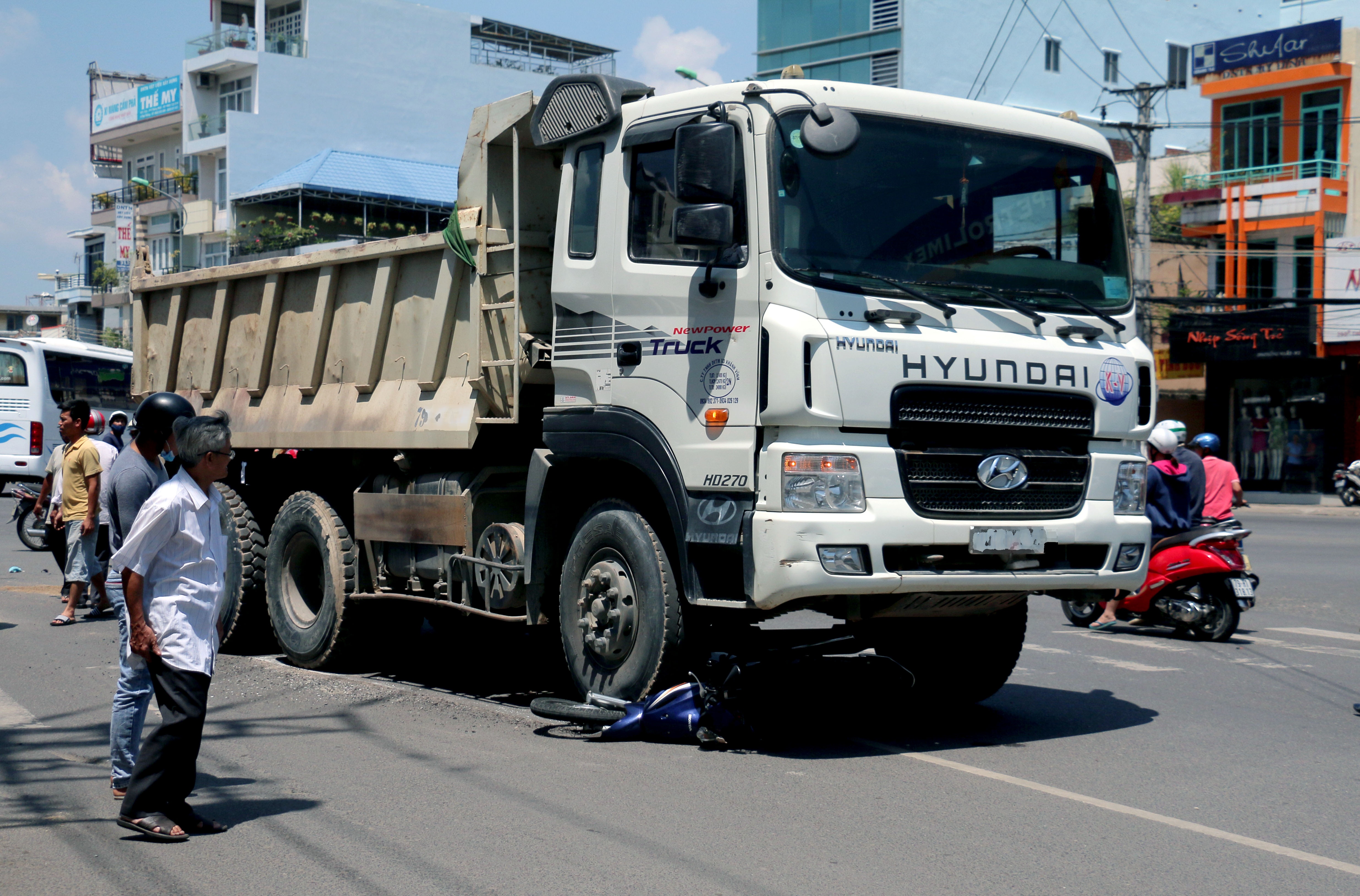 Mot phu nu bi xe tai keo le hon 10 met hinh anh