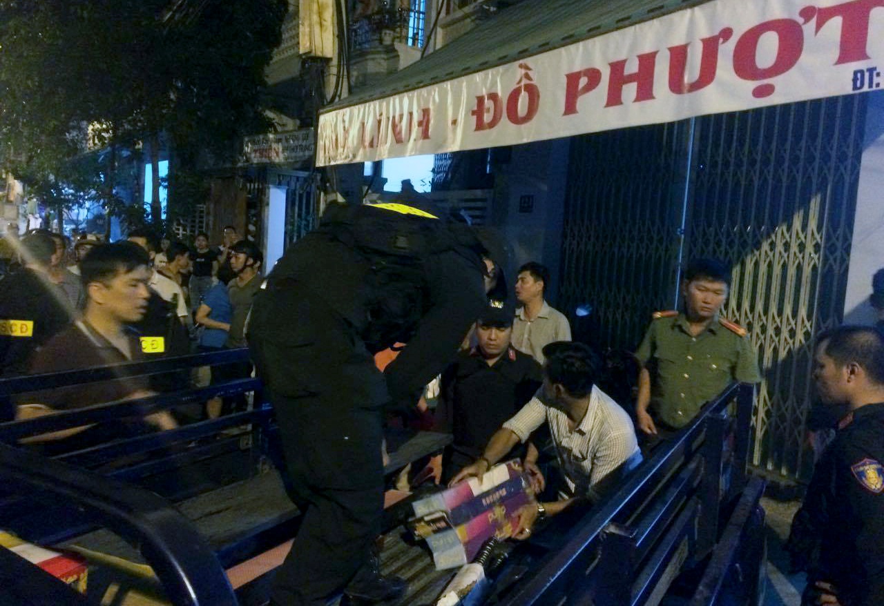 Hang tram cong an kham xet kho vu khi giua long thanh pho Nha Trang hinh anh