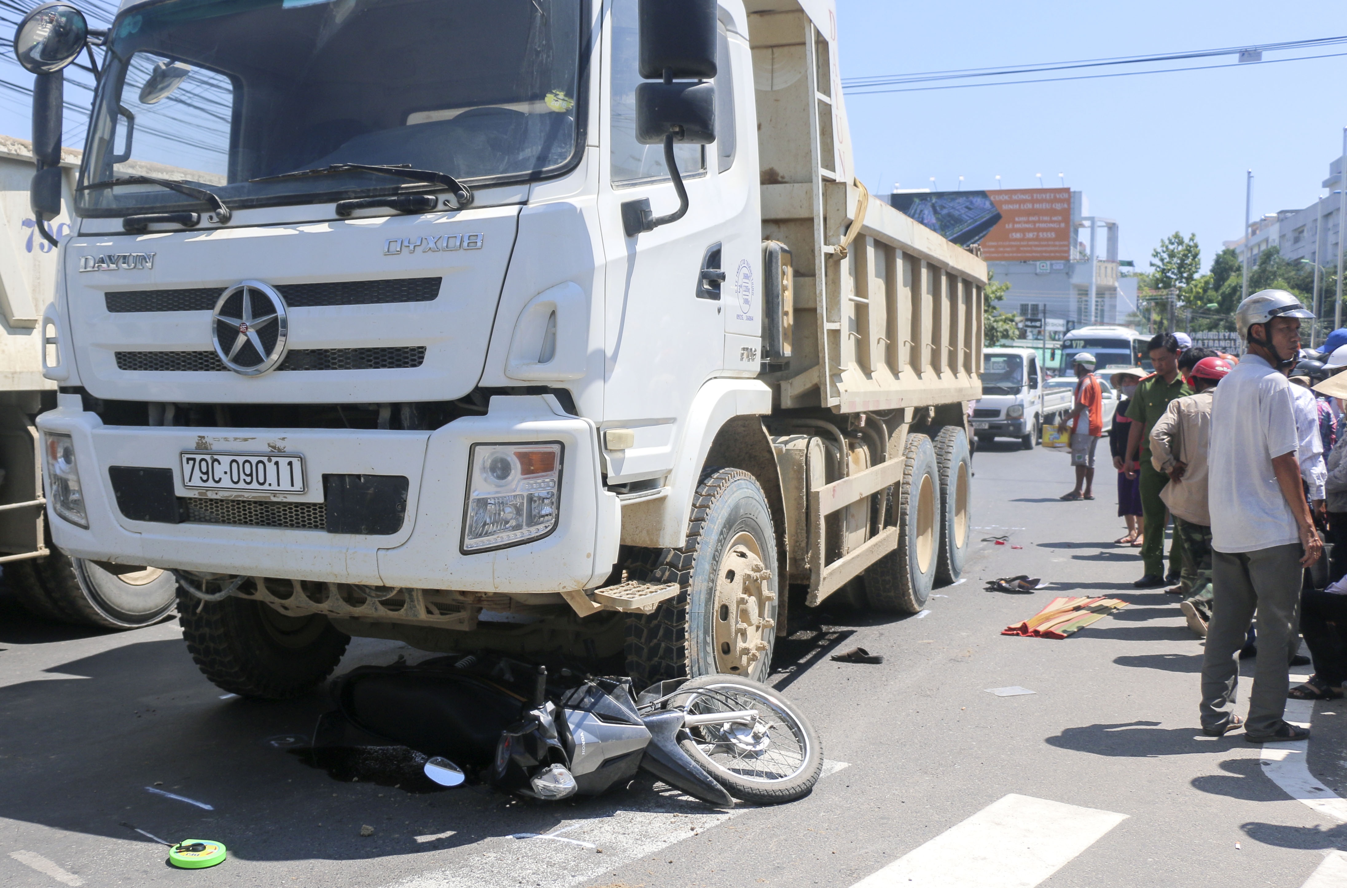 Tai xe xe om tu vong khi bi xe ben keo le 10 met hinh anh