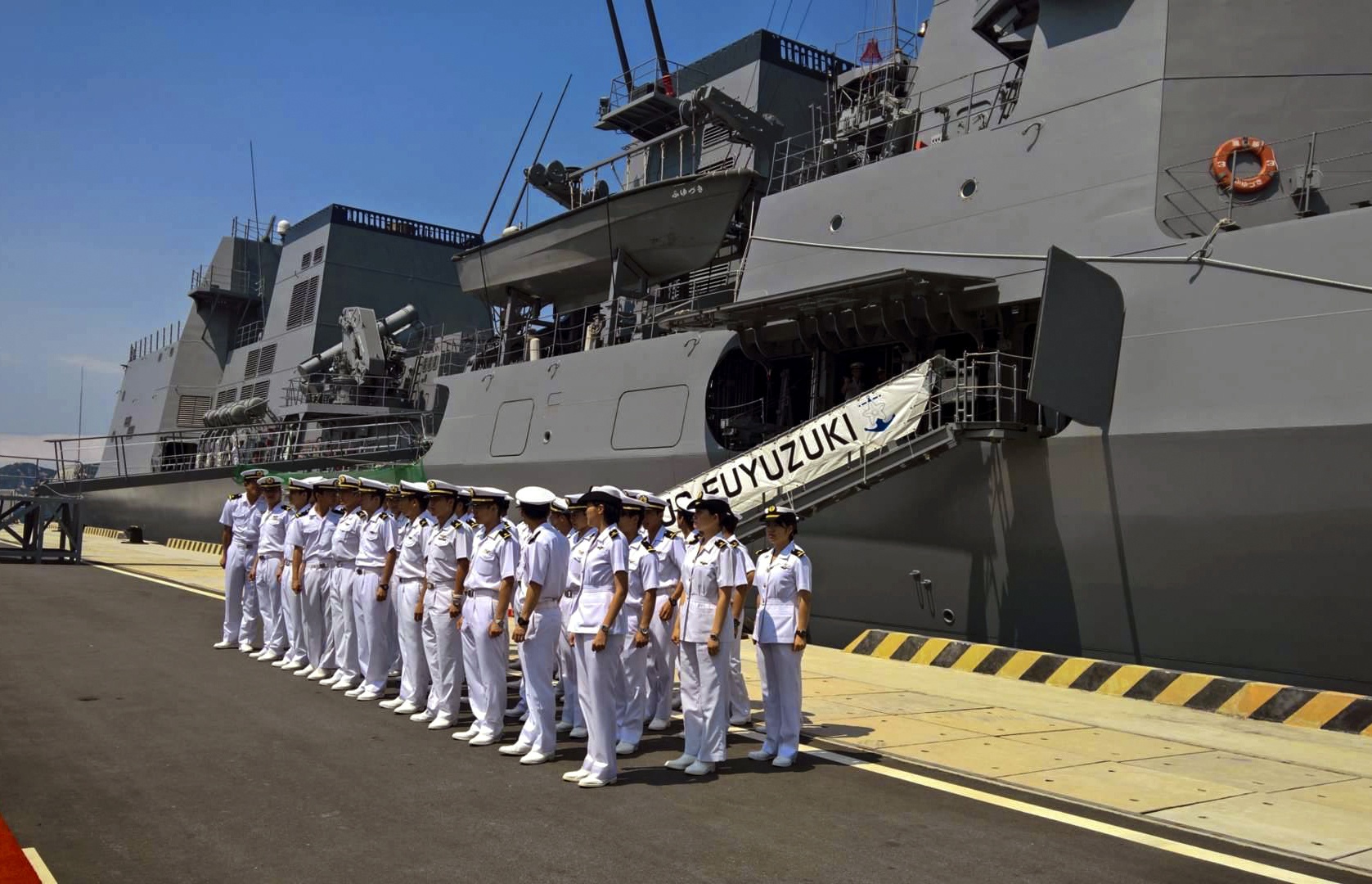 Tau ho ve ten lua cua Nhat Ban cap cang Cam Ranh hinh anh