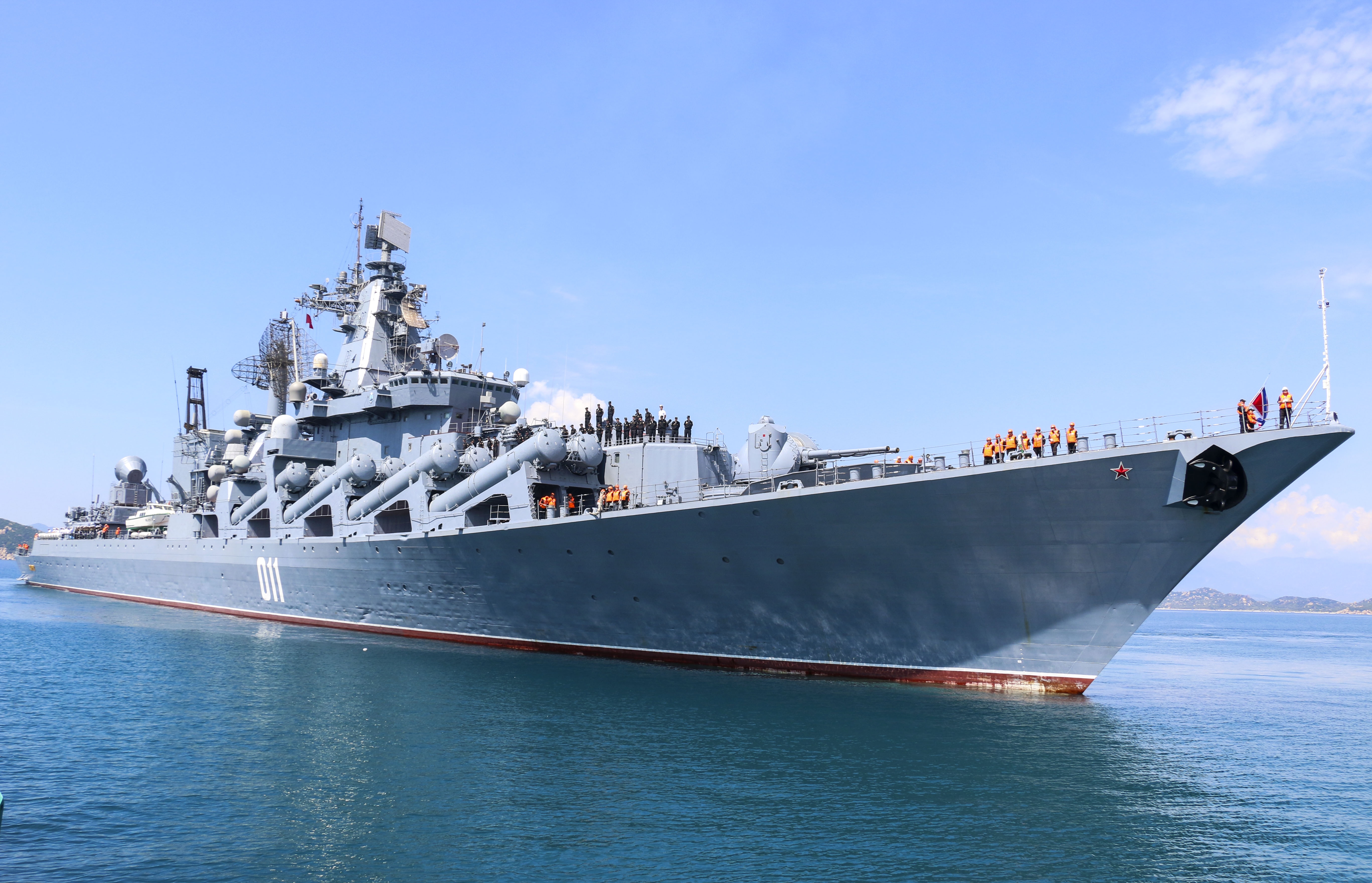 Tau tuan duong cua Hai quan Nga cap cang Cam Ranh hinh anh