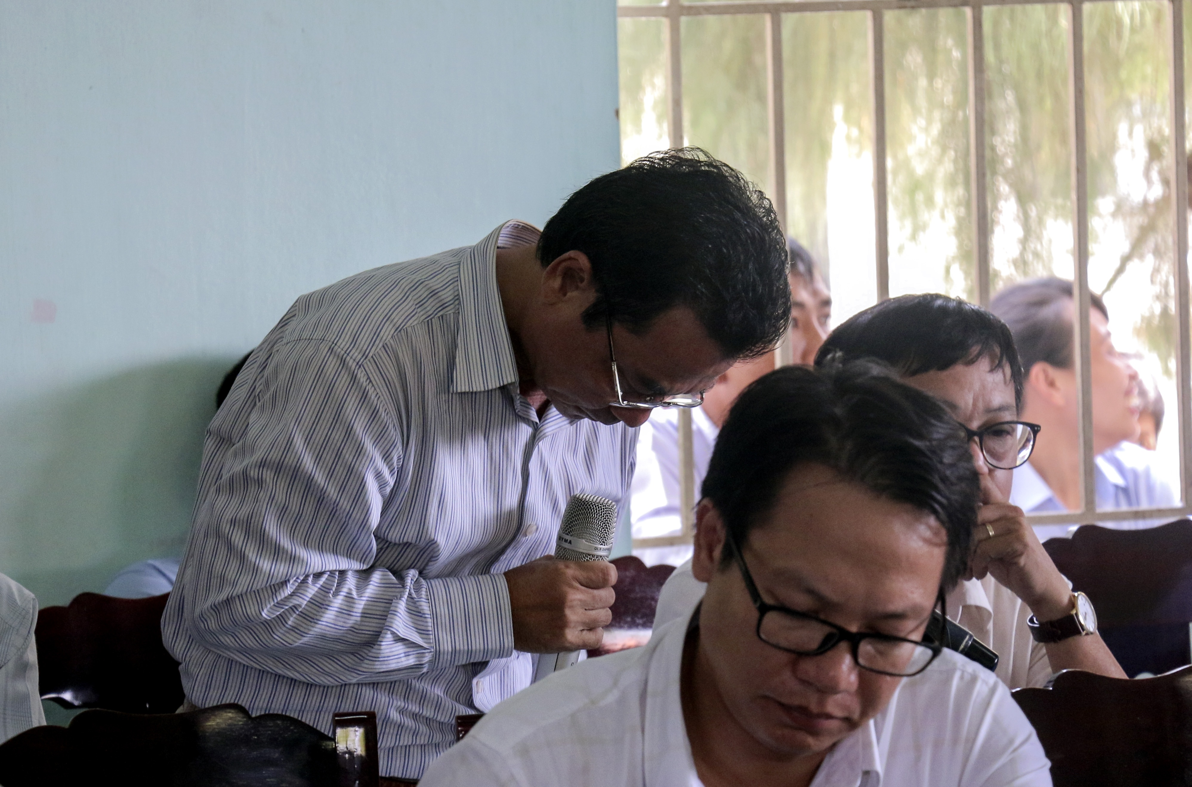 Giam doc cong ty xu ly rac gay o nhiem cui dau xin loi nguoi dan hinh anh