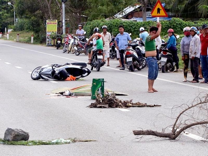 Xe container can chet nguoi roi bo tron hinh anh