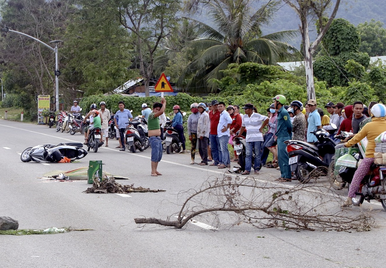 Vu xe tong chet nguoi roi bo tron: Tam giu 2 phuong tien hinh anh
