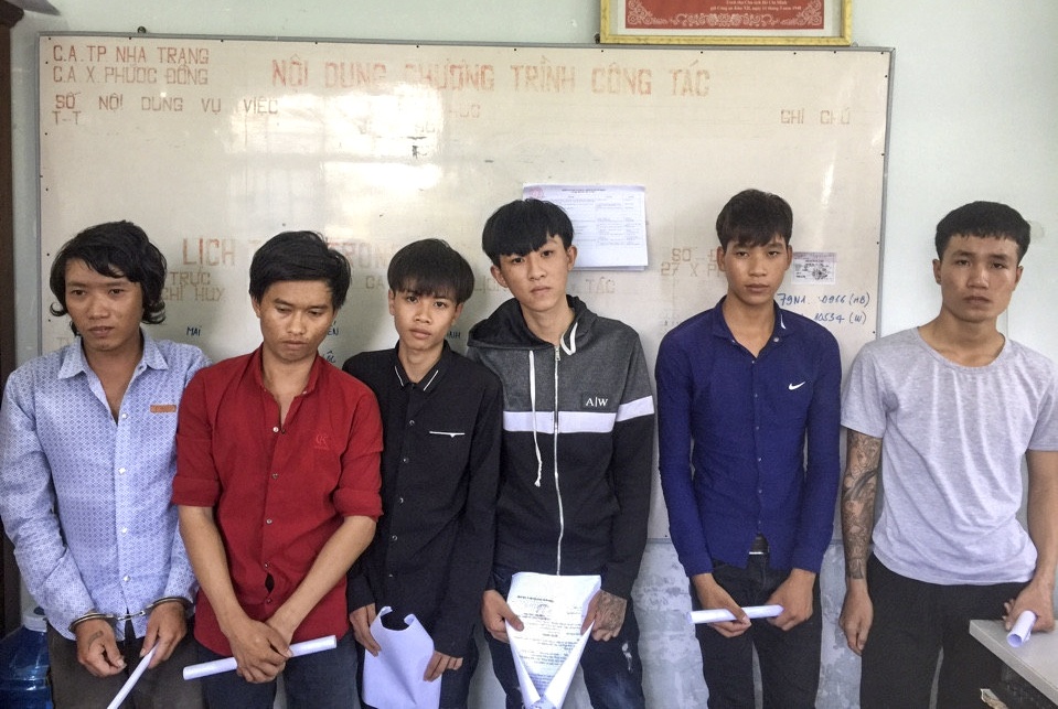 bat nhom thanh nien hon chien anh 1