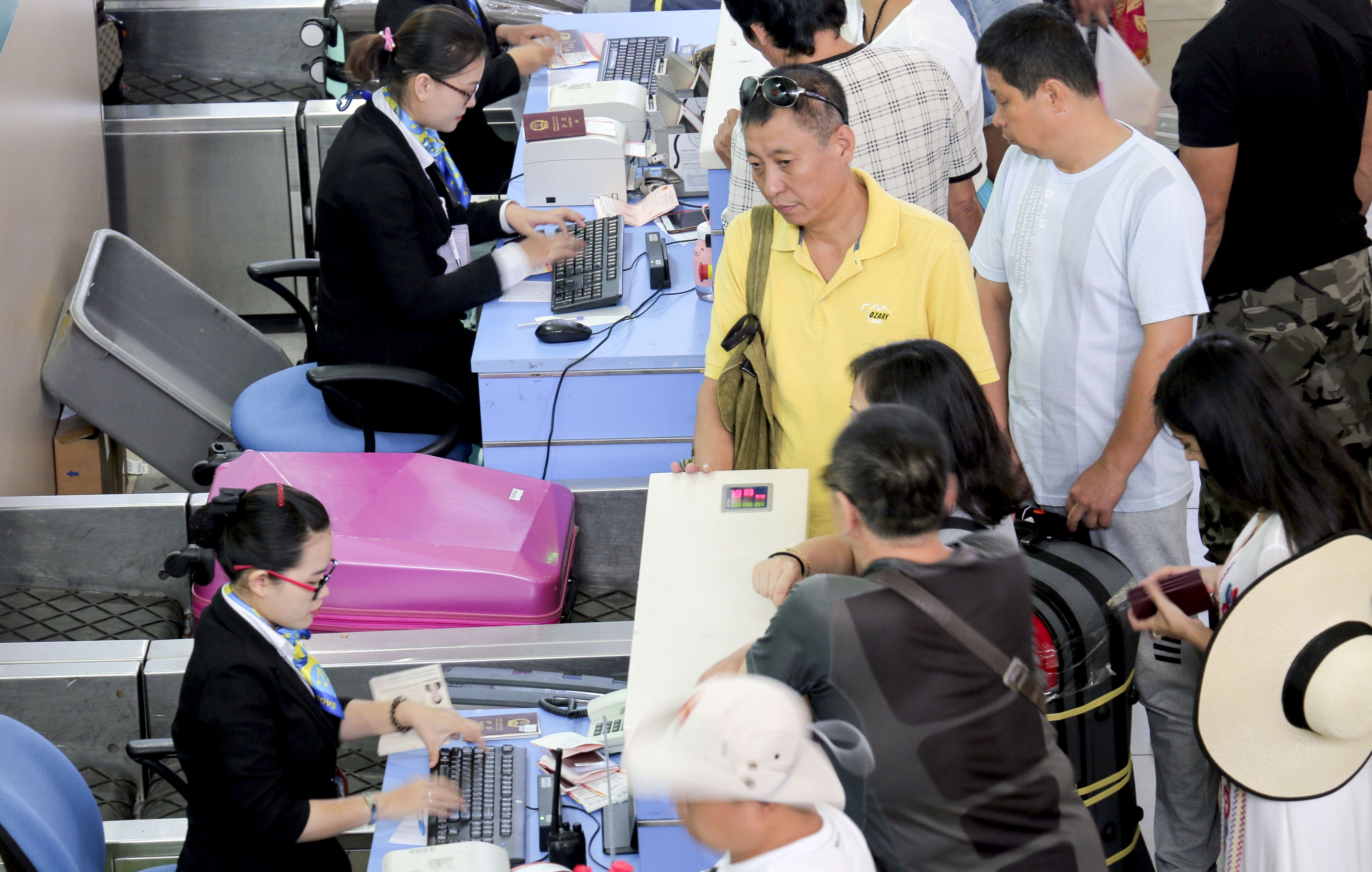 Du khach Trung Quoc 'an va' o san bay, khong chiu xuat canh ve nuoc hinh anh