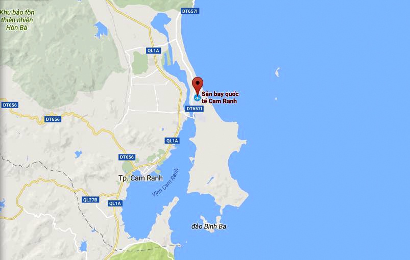 Du khach to nhan vien cua khau san bay voi tien anh 2