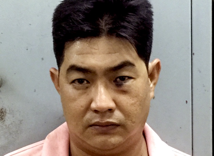 Nam thanh nien chay xe tay ga giat do du khach hinh anh