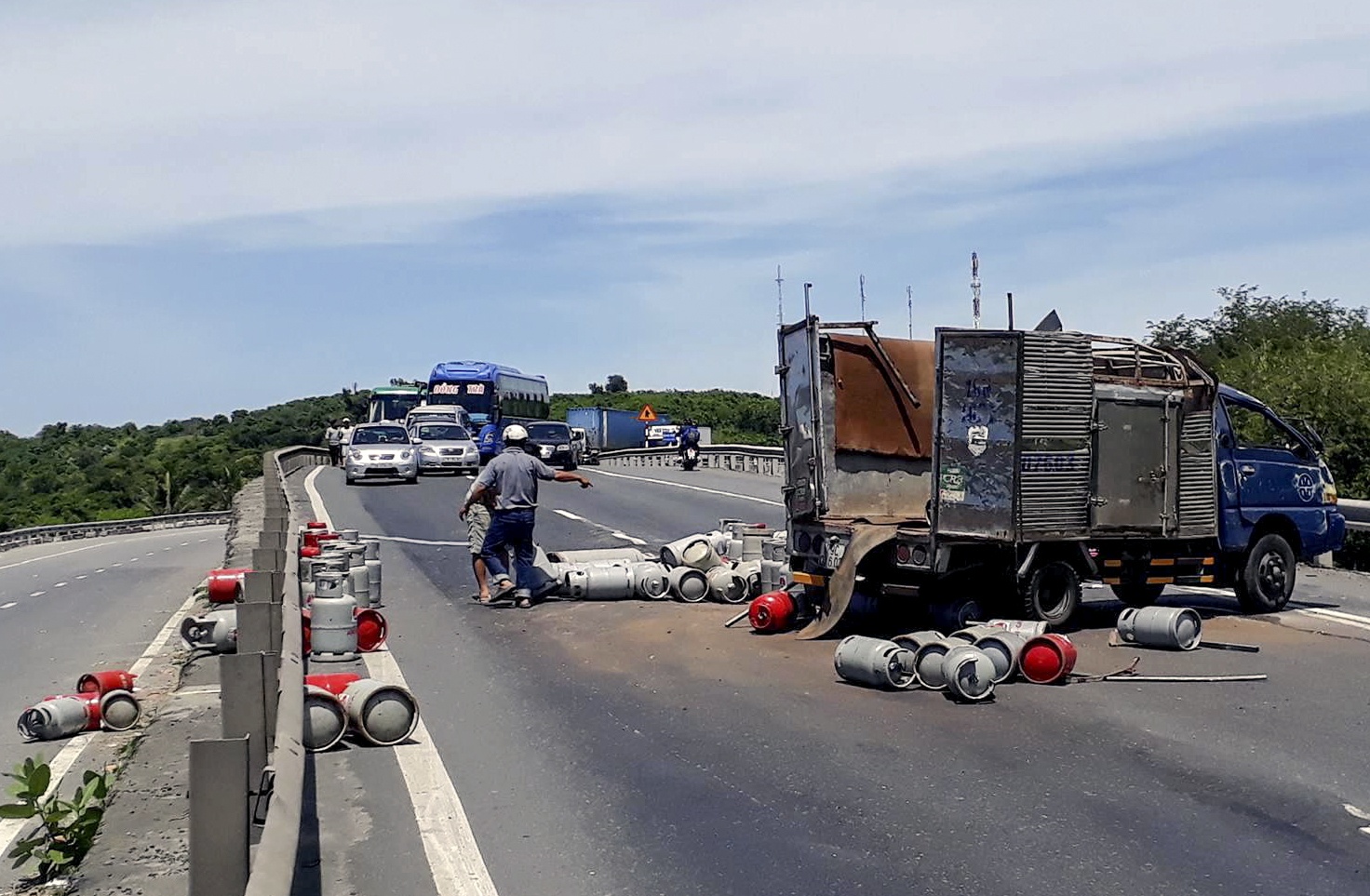 Xe cho gas lat tren dinh deo Ro Tuong, quoc lo 1 ket nhieu gio lien hinh anh