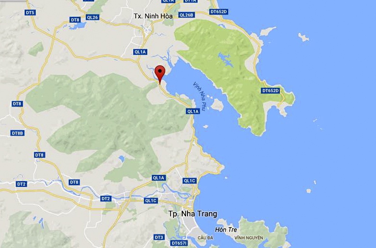 Xa tải chở gas lật chắn ngang quốc lộ ảnh 2 Xa tai cho gas lat chan ngang quoc lo anh 2