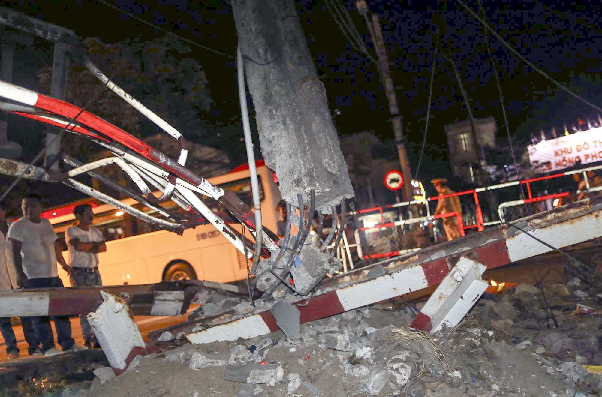 Xe ben dam vang nhan vien gac chan tau hoa hinh anh