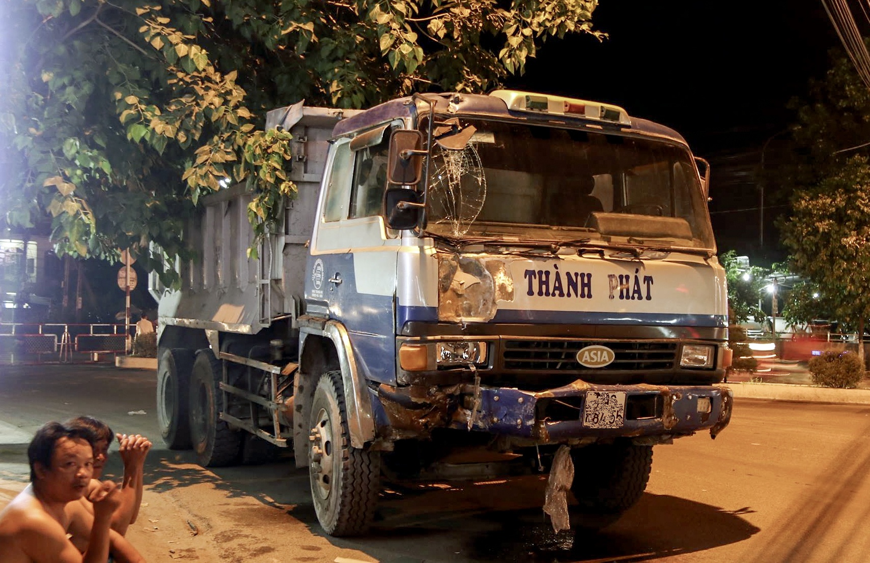 Xe ben tông gác chắn tàu hỏa ảnh 1 Xe ben tong gac chan tau hoa anh 1