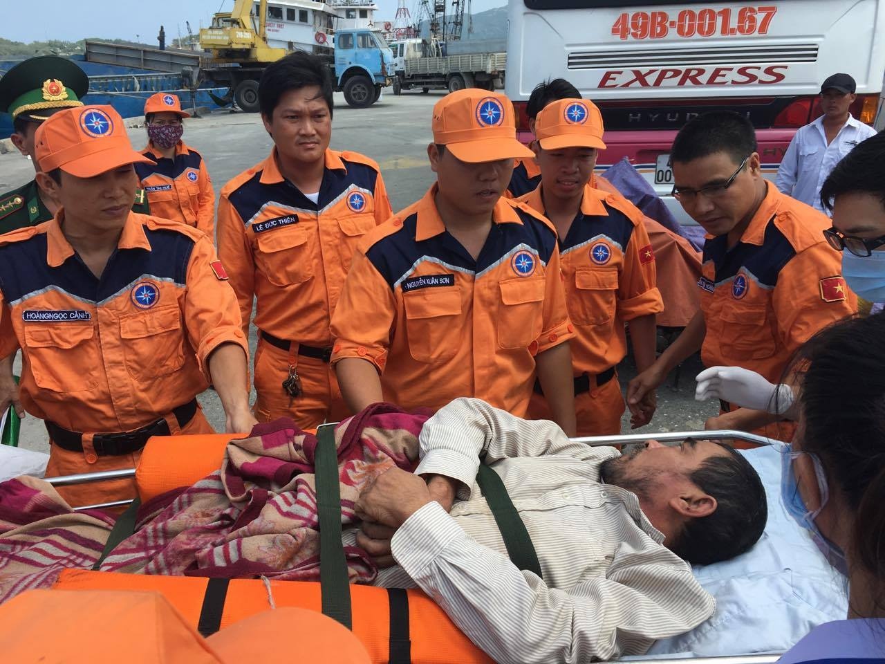 Cuu ngu dan bi tai bien liet nua nguoi o Truong Sa hinh anh