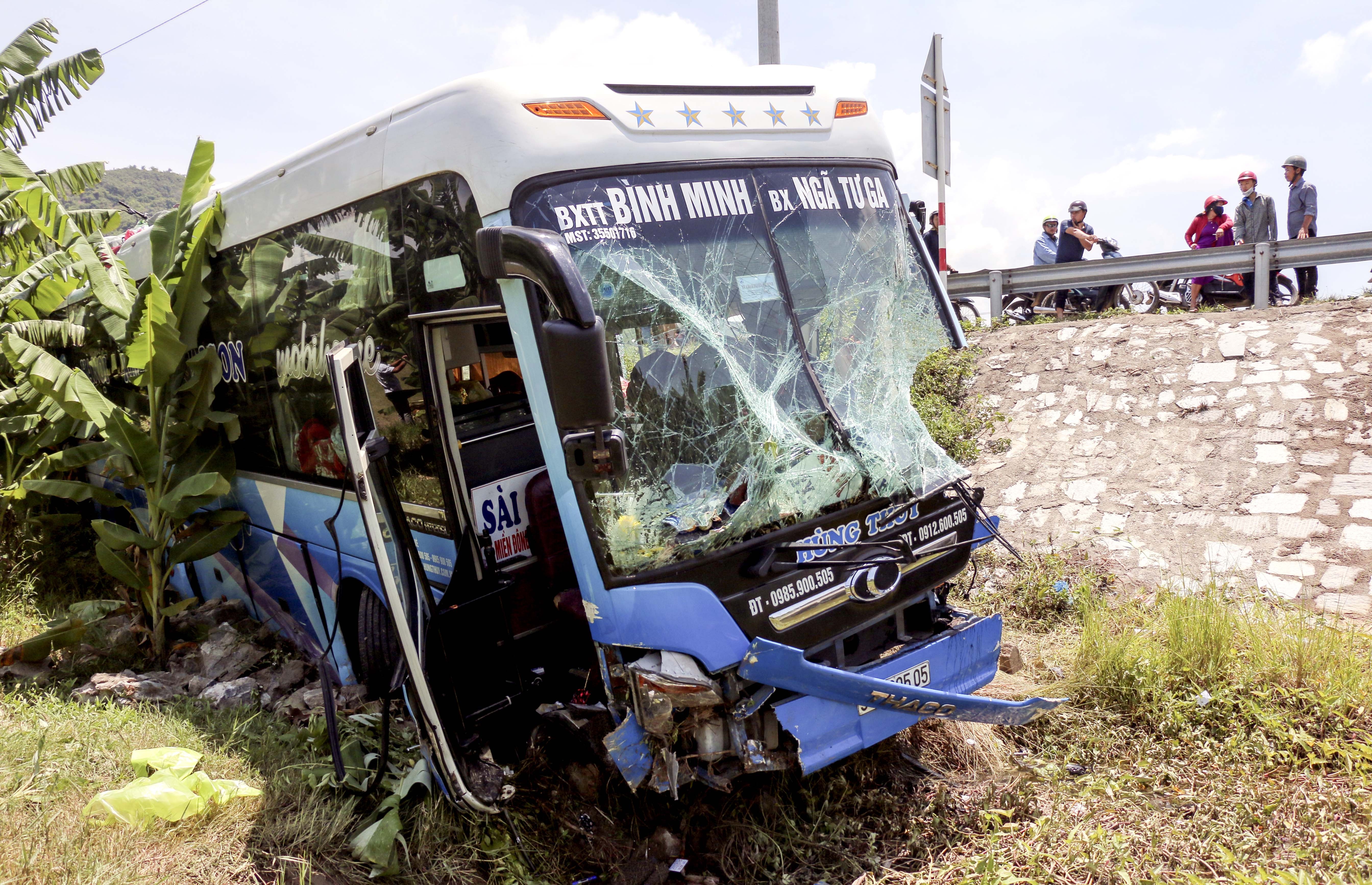 Mot tai xe thiet mang, mot tai xe gay nat chan sau tai nan lien hoan hinh anh