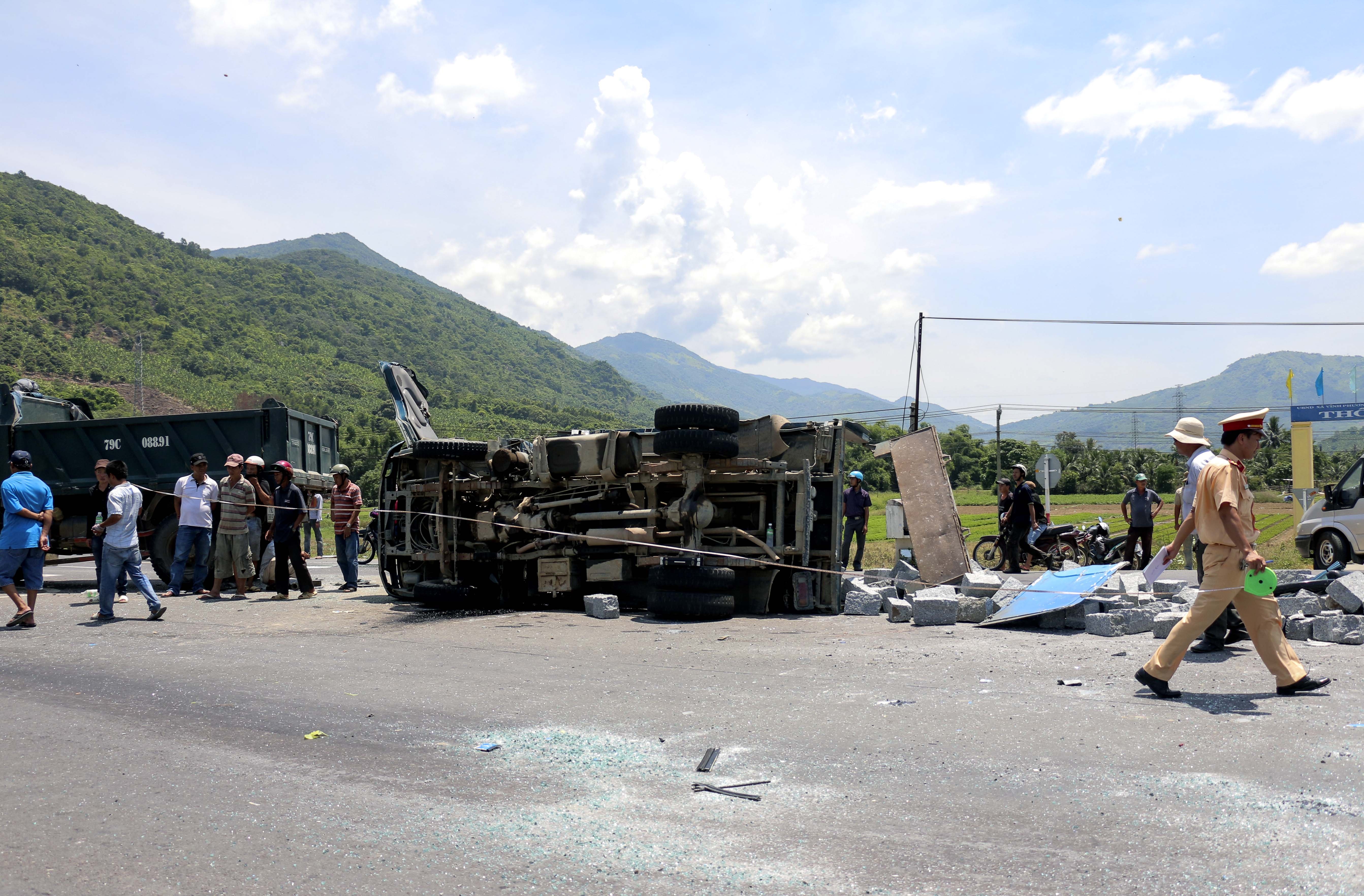 Tai nạn liên hoàn trên quốc lộ 1 ảnh 1 Tai nan lien hoan tren quoc lo 1 anh 1