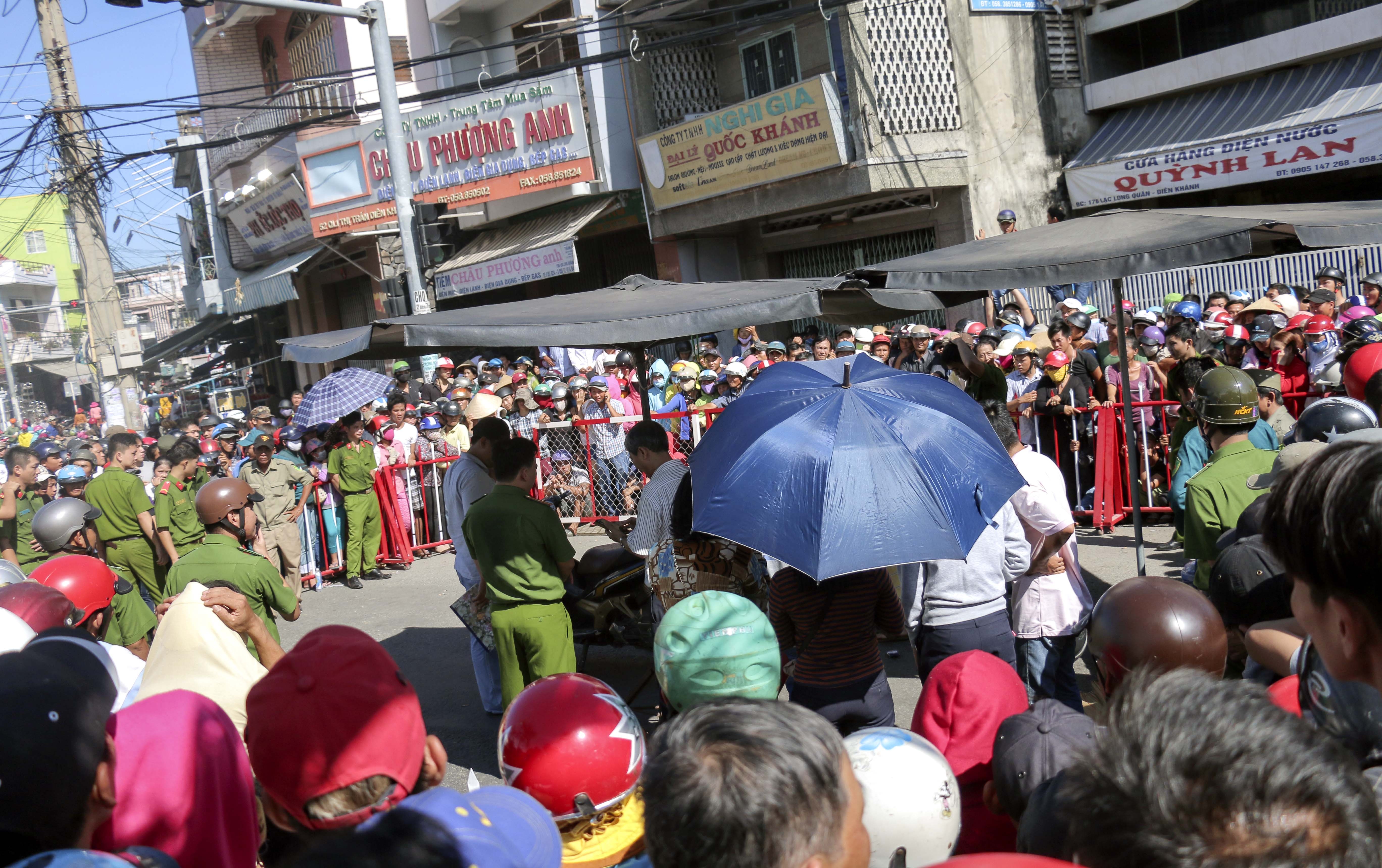 Canh sat phong toa hien truong nguoi dan ong bi ban hinh anh