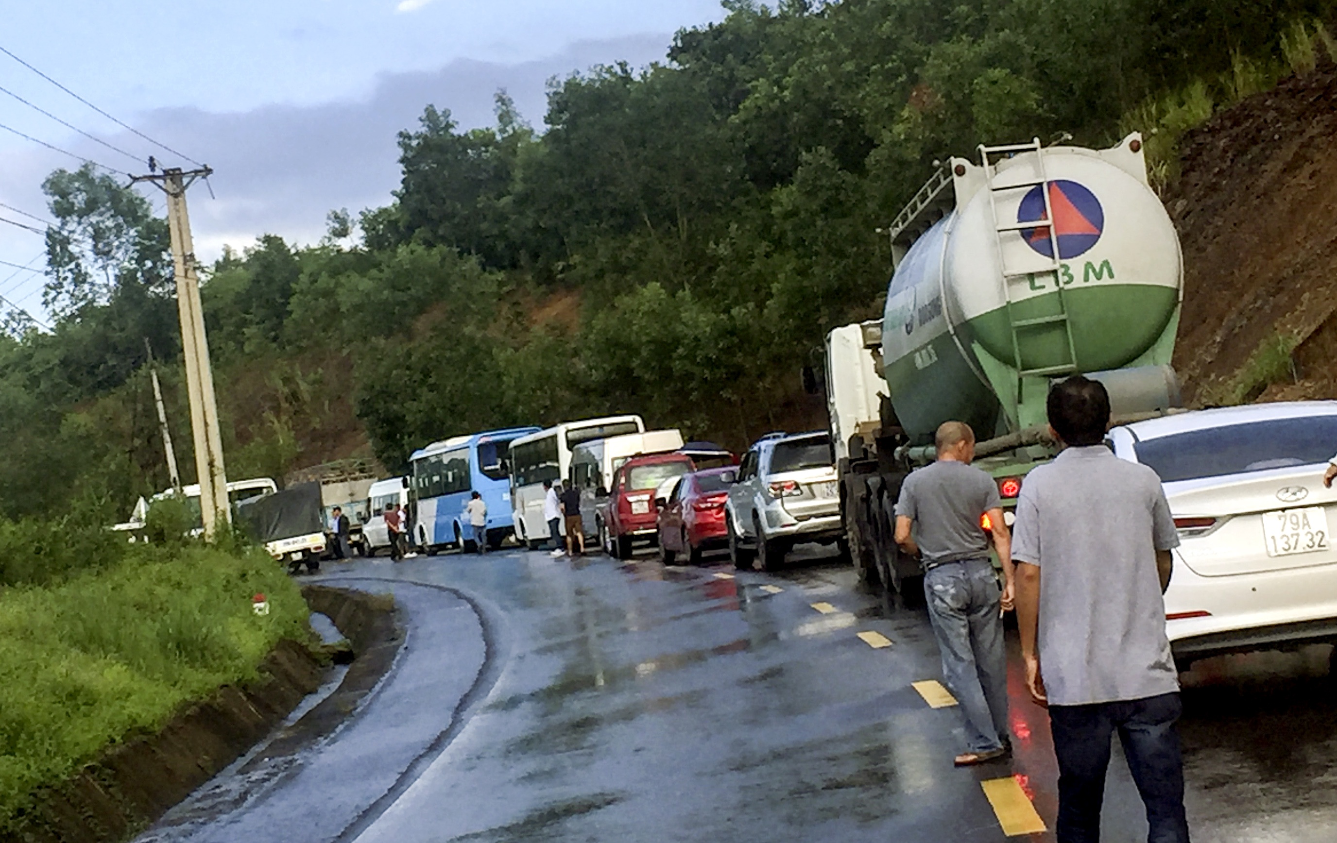 Hang tram phuong tien don u tren deo noi Nha Trang - Da Lat hinh anh