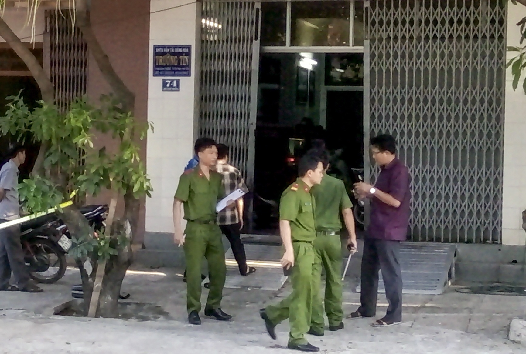 No lon truoc cua nha mot giam doc doanh nghiep hinh anh