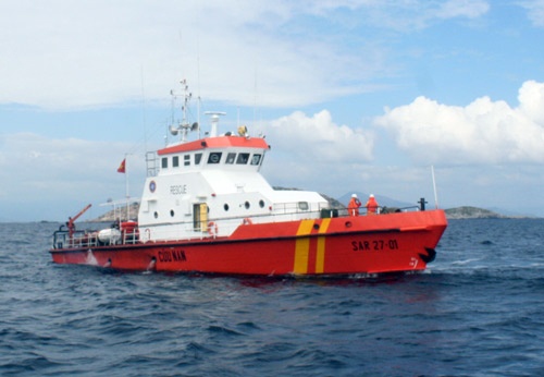 Cuu mot thuyen vien nguoi Trung Quoc bi thuong nang tren bien hinh anh