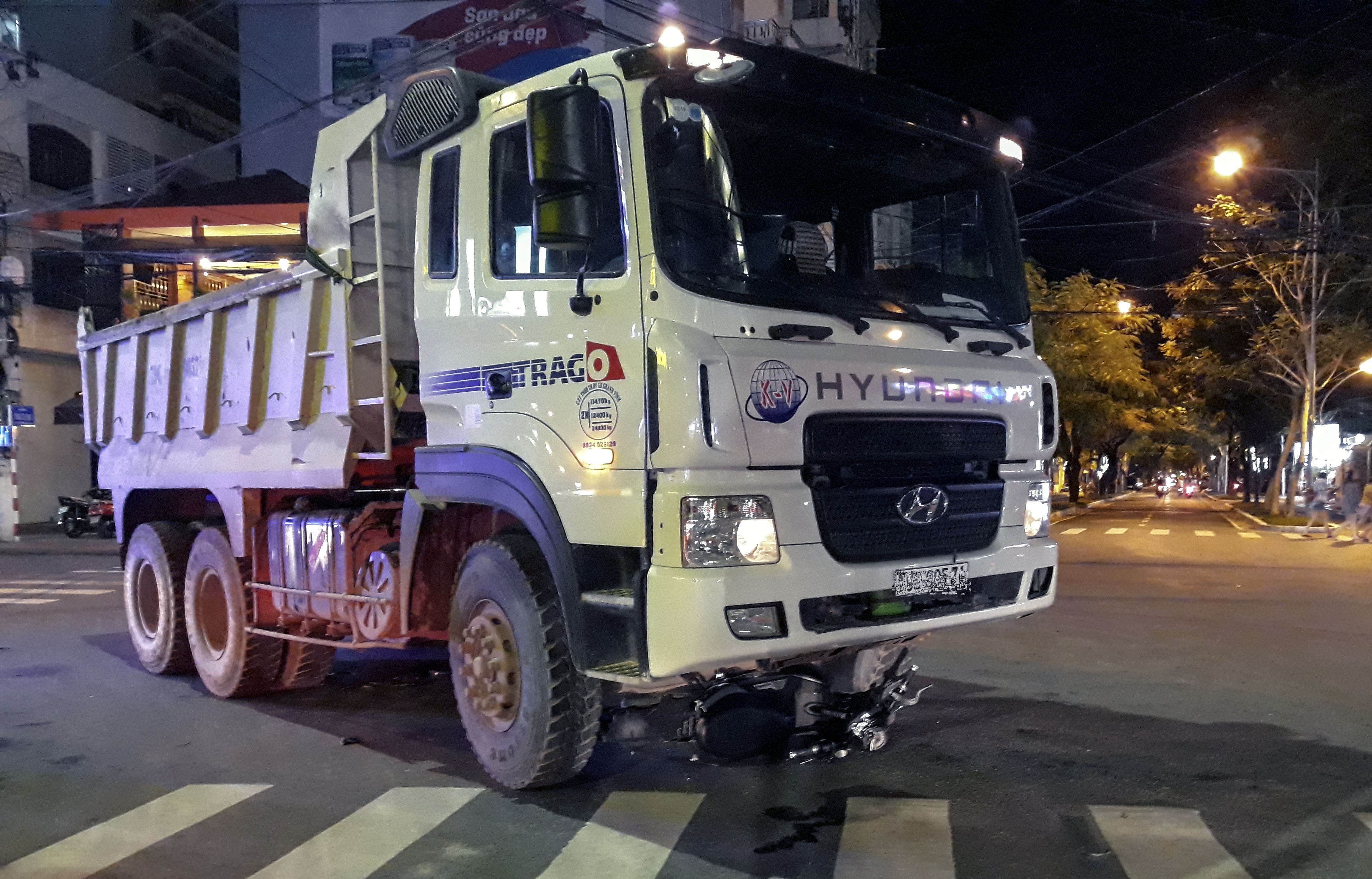 Xe ben kéo lê người phụ nữ ảnh 1 Xe ben keo le nguoi phu nu anh 1